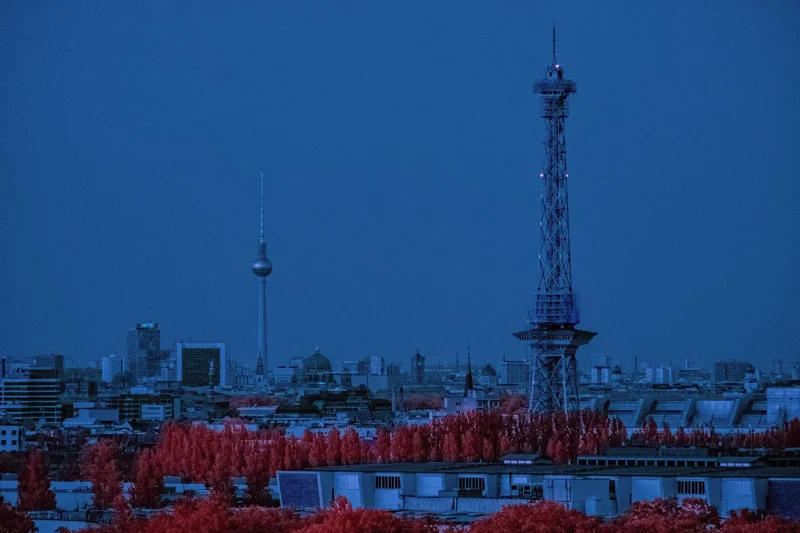 Signal Line – Berlin in Two Towers