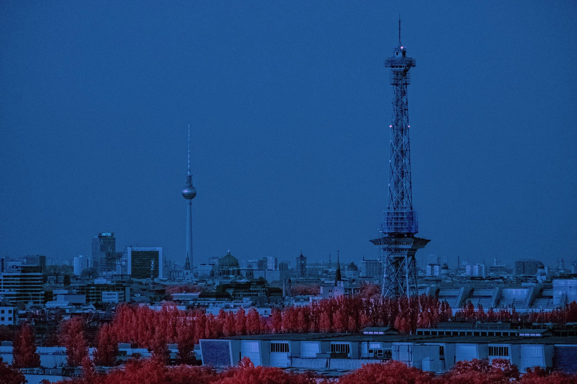 Signal Line – Berlin in Two Towers