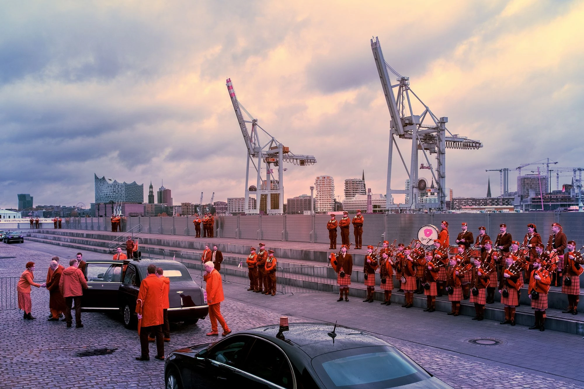 Photographie d’art infrarouge d’André Wagner: Des véhicules noirs et une rangée de musiciens occupent le bas de l’image — A Historic Moment: Capturing the Arrival of British Royalty in Hamburg.