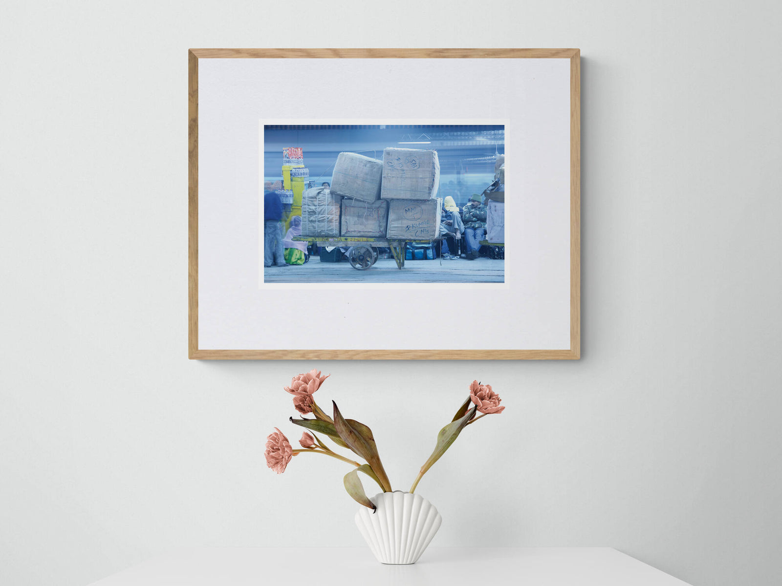 Interior visualization with the photographic artwork “Am hauptbahnhof in neu-dehli, Indien” by André Wagner; not a photographed installation.