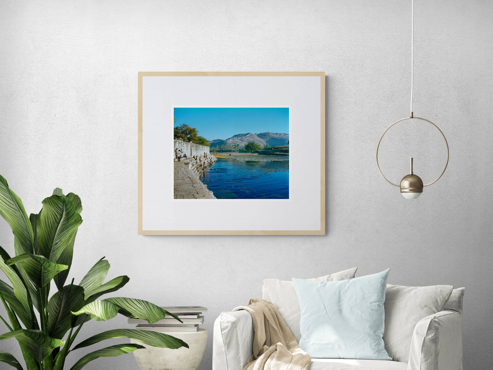 Interior visualization with the photographic artwork “Am kund des eklingeswar-shiva-tempels in rajasthan, Indien” by André Wagner; not a photographed installation.