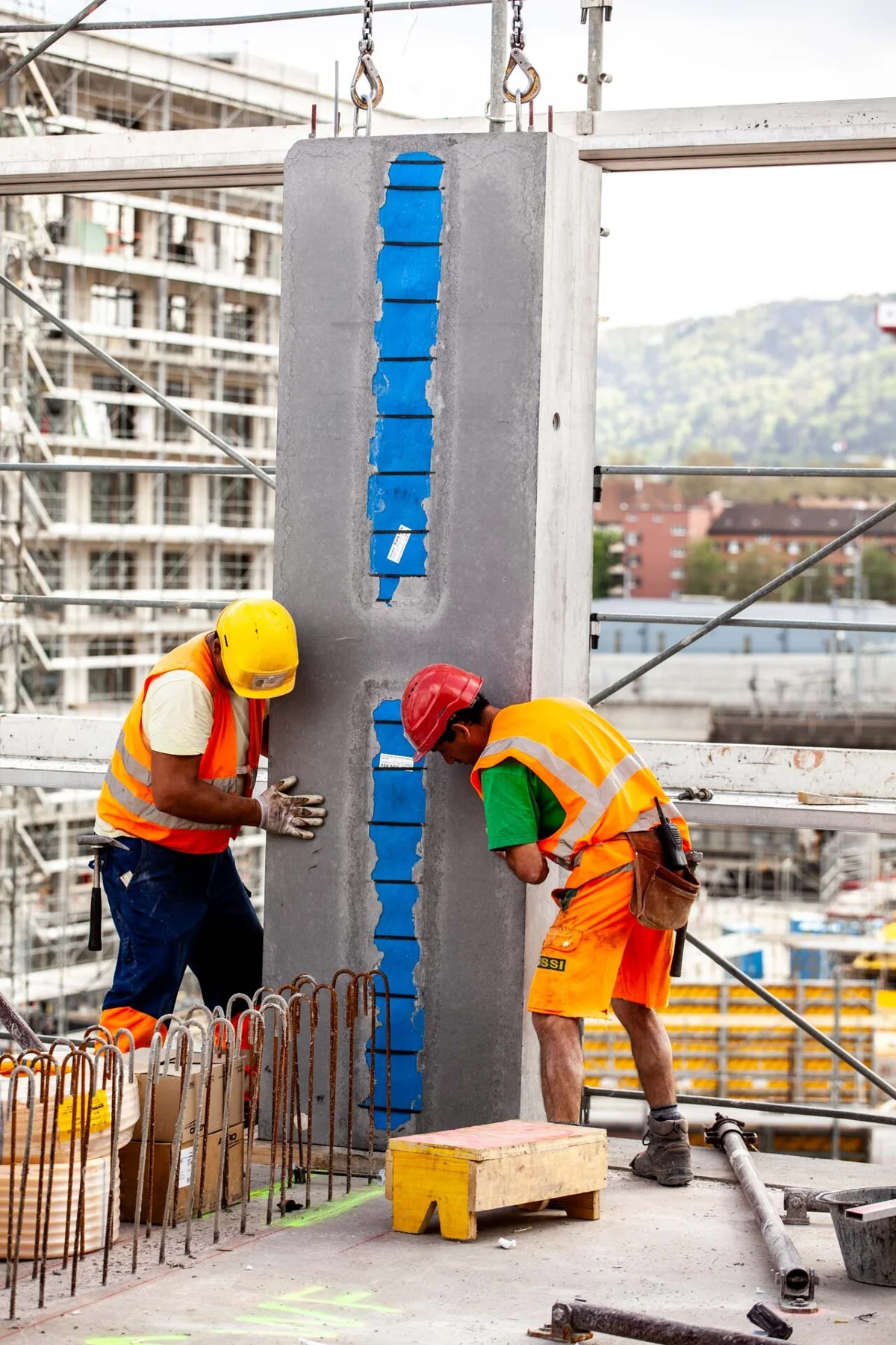 Ouvriers et matériel de chantier sur une dalle de béton ouverte