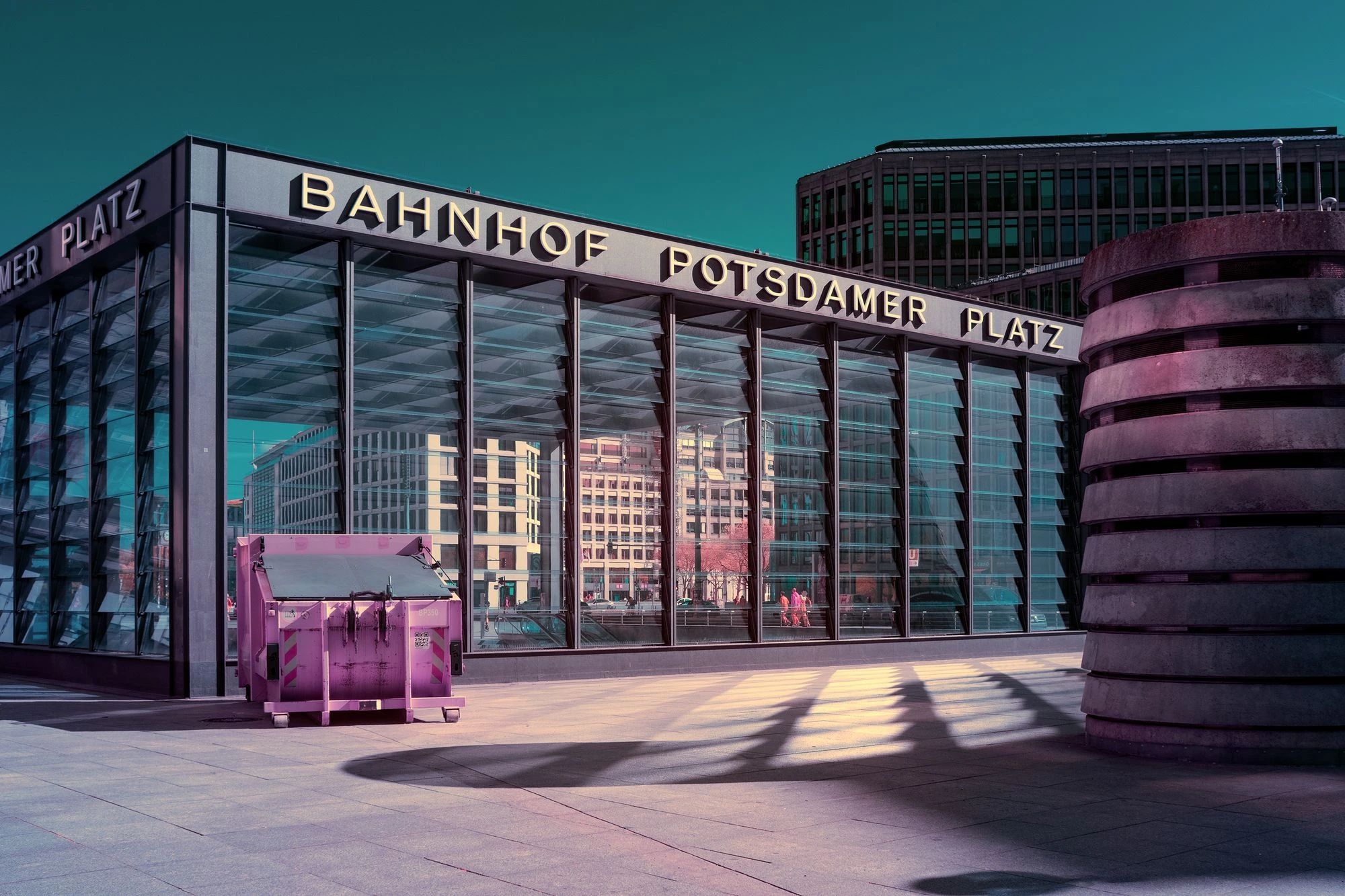 Photographie d&rsquo;art infrarouge d&rsquo;Andr&eacute; Wagner: L&rsquo;inscription &laquo; Bahnhof Potsdamer Platz &raquo; s&rsquo;&eacute;tend au-dessus du hall d&rsquo;entr&eacute;e vitr&eacute; &mdash; Bahnhof Potsdamer Platz.
