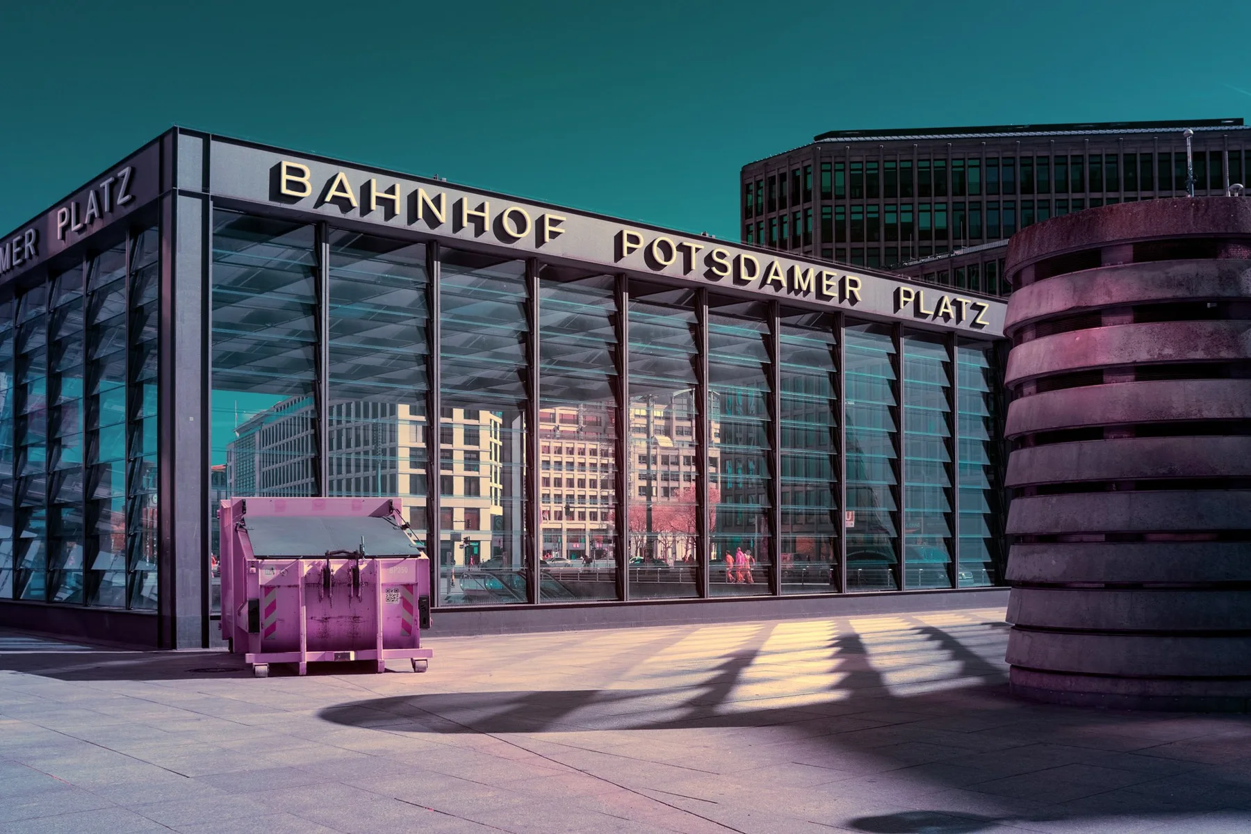 Gare de Potsdamer Platz avec voies ferrées et quais.