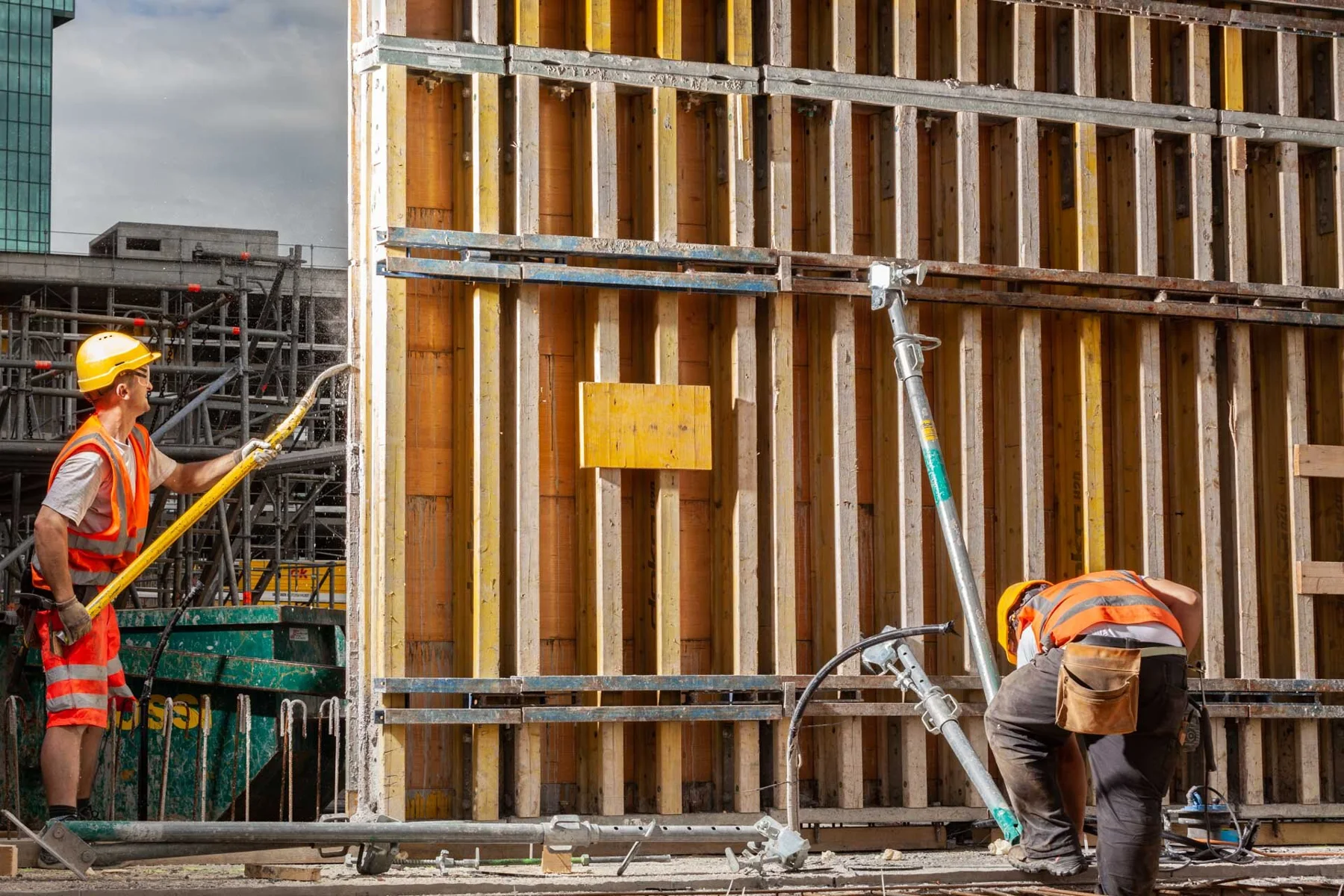 Ouvriers près d’un coffrage sur un chantier
