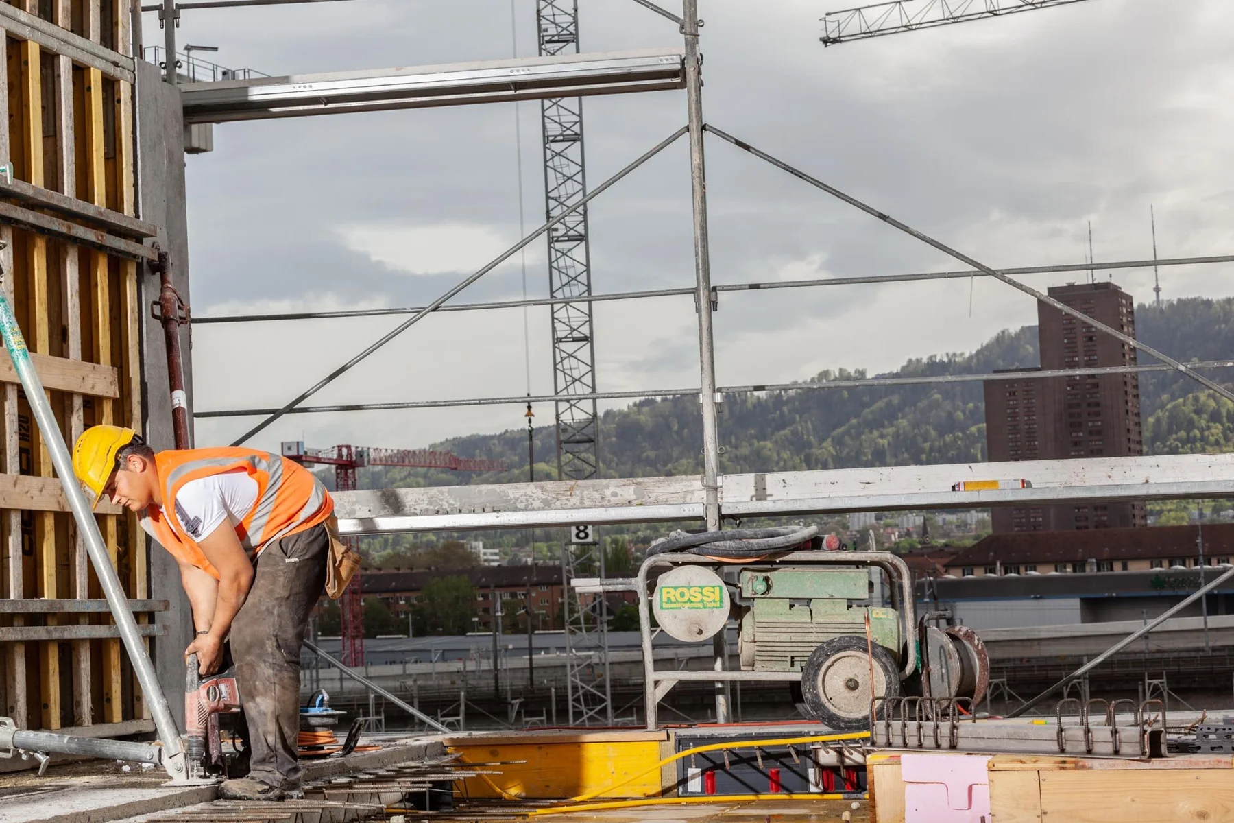 Ouvriers près d’un coffrage sur un chantier