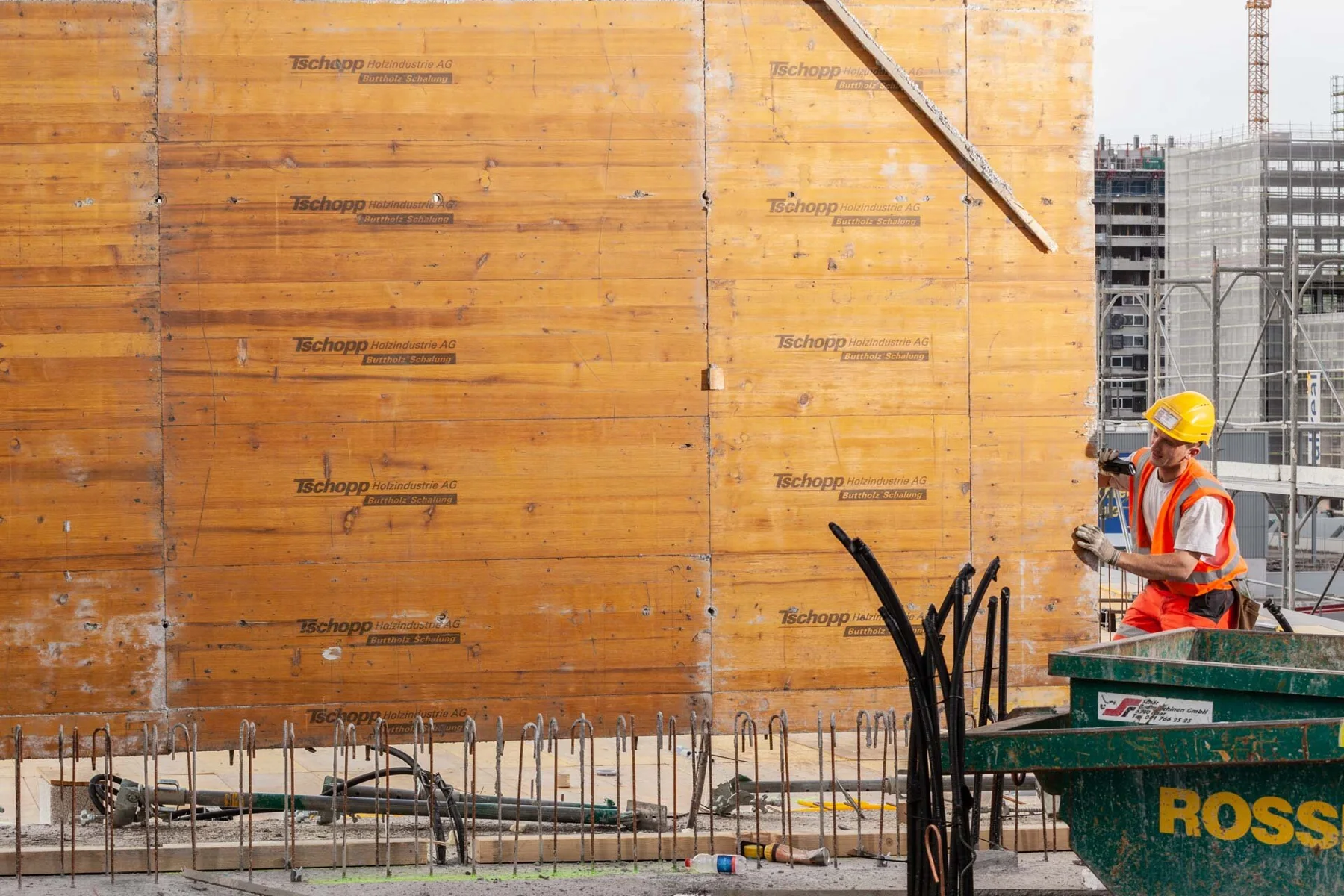 Ouvriers près d’un coffrage sur un chantier