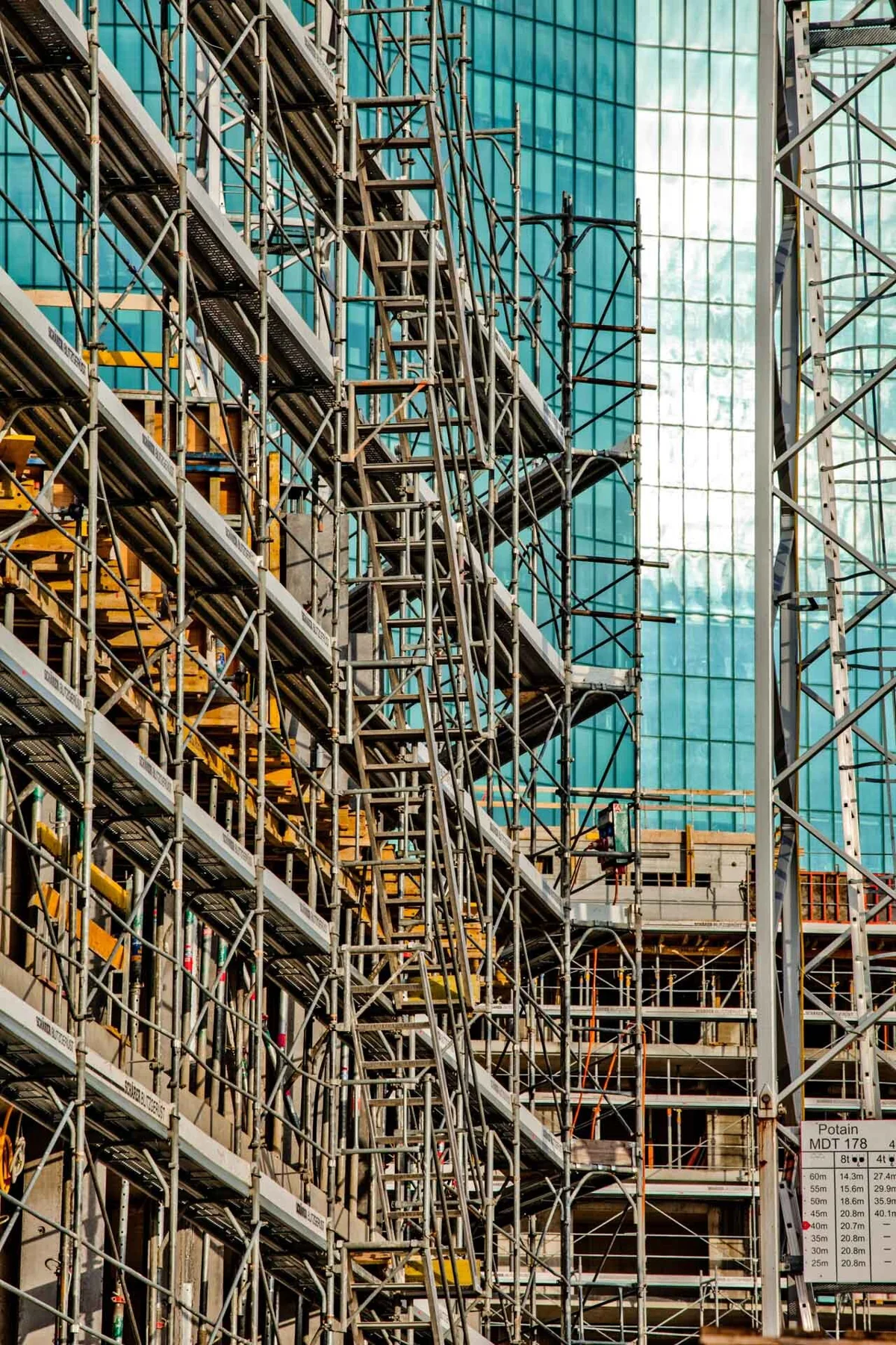 Échafaudage devant une façade vitrée
