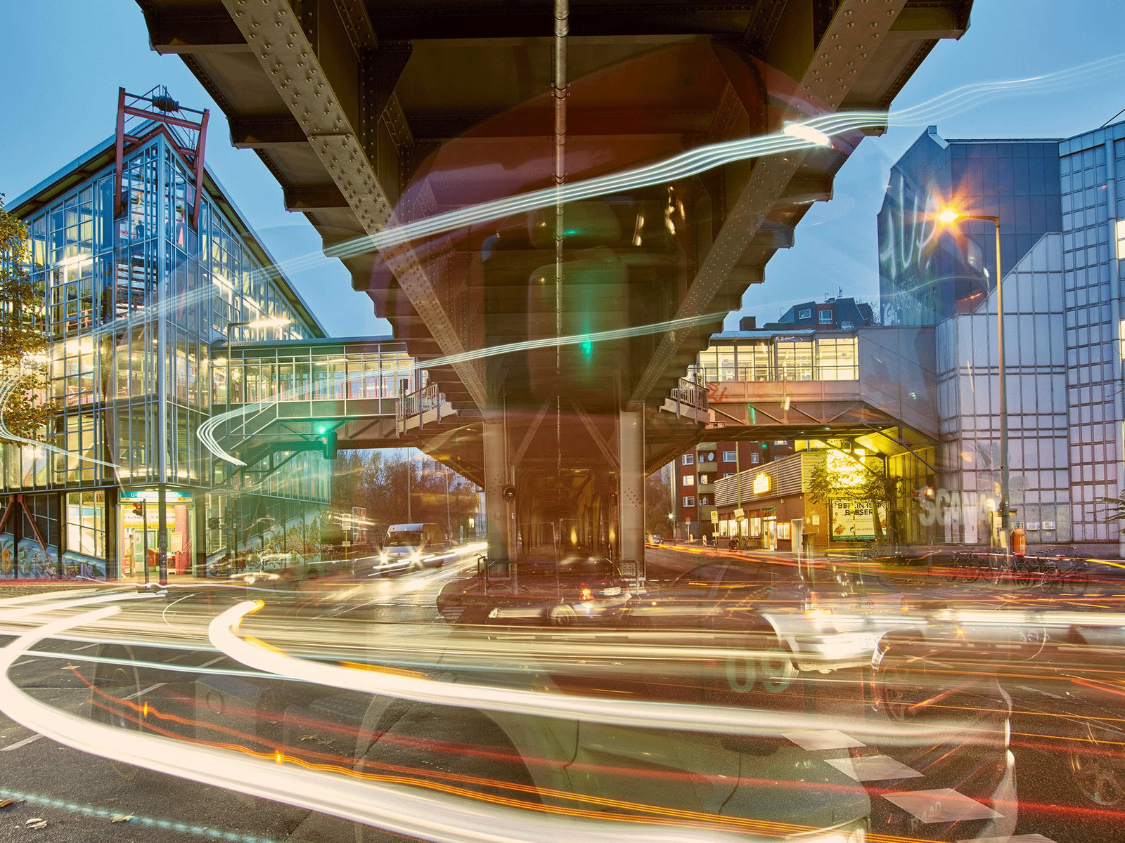Photographie d’art d’André Wagner: Sous une voie ferrée surélevée, un carrefour s’ouvre dans plusieurs directions — Berlin prinzenstrasse, Deutschland.