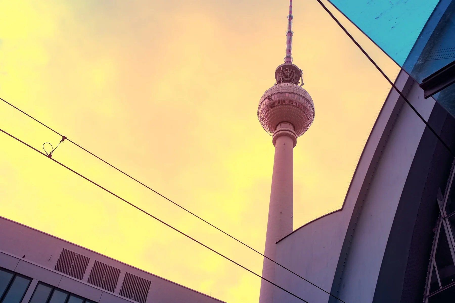 Tour de télévision de Berlin devant le ciel.