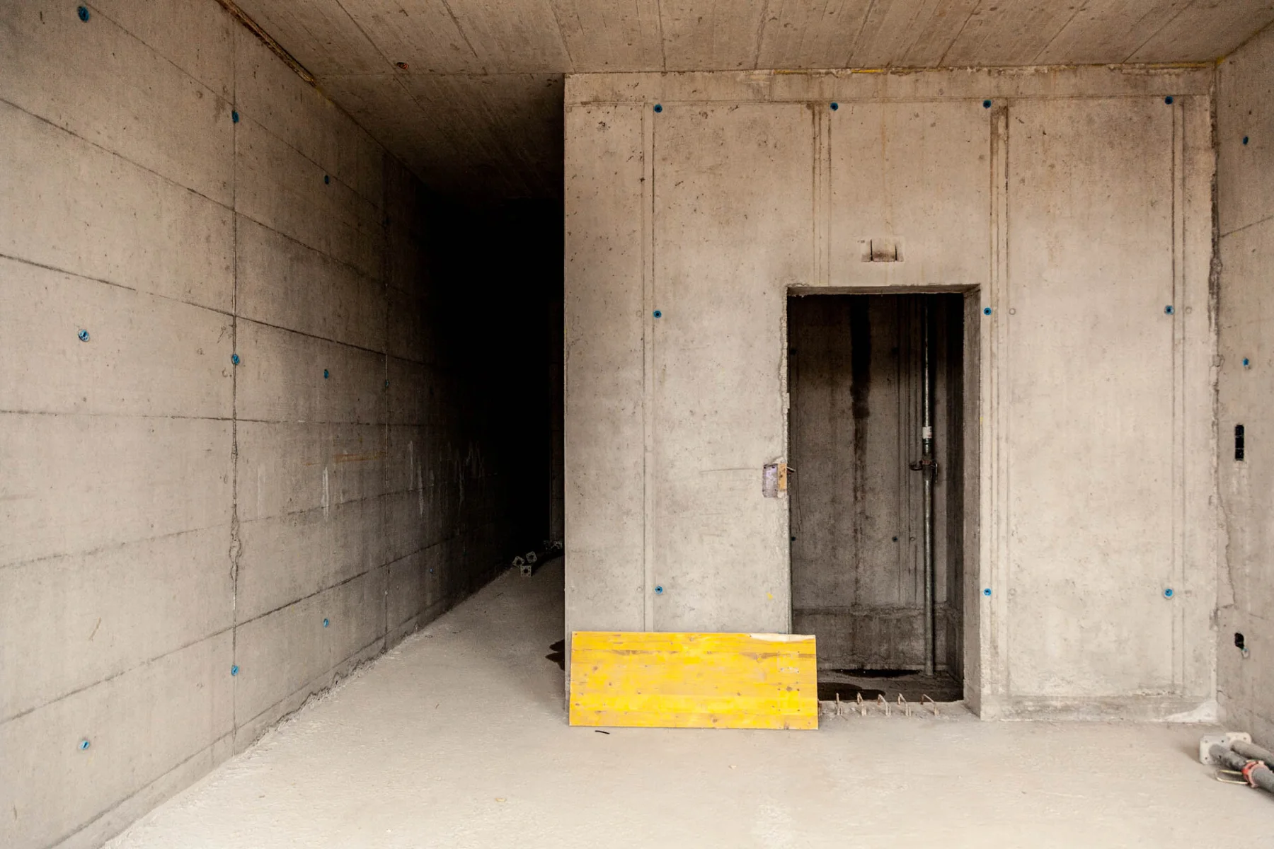 Murs en béton et passages dans un bâtiment en construction