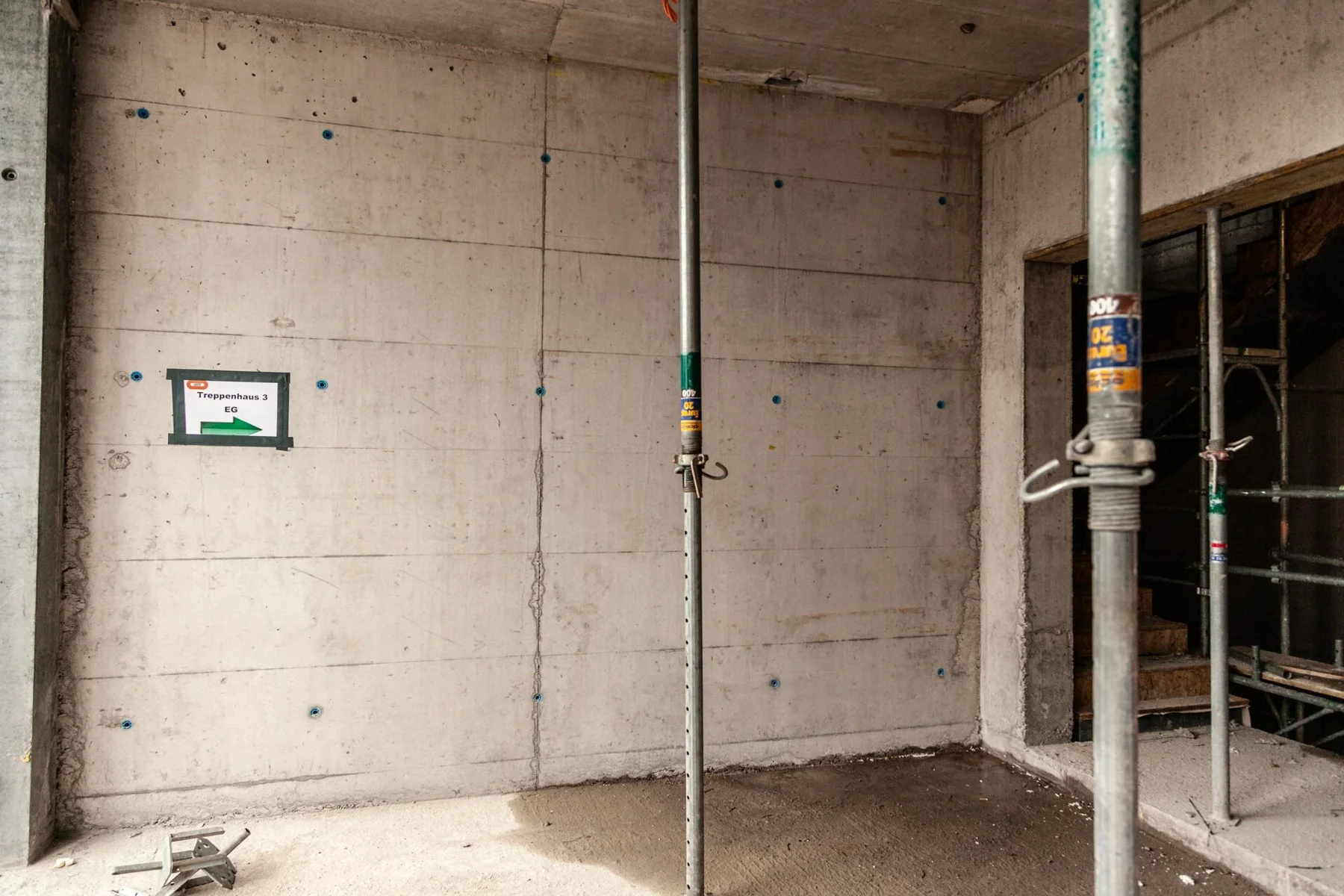 Murs en béton et passages dans un bâtiment en construction