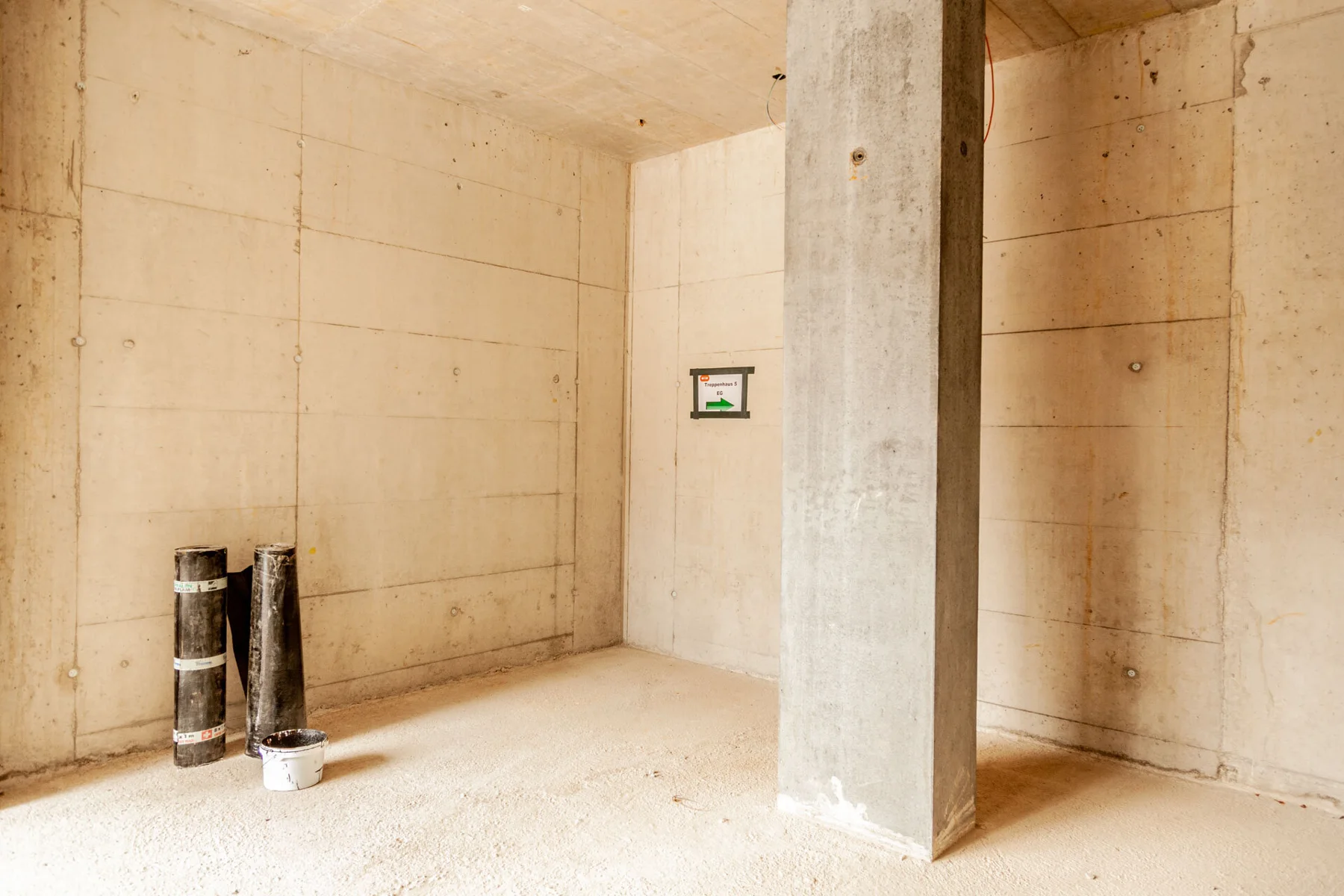 Murs en béton et passages dans un bâtiment en construction
