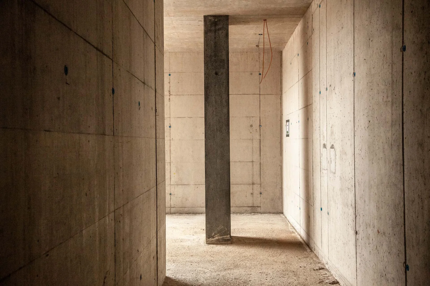 Murs en béton et passages dans un bâtiment en construction