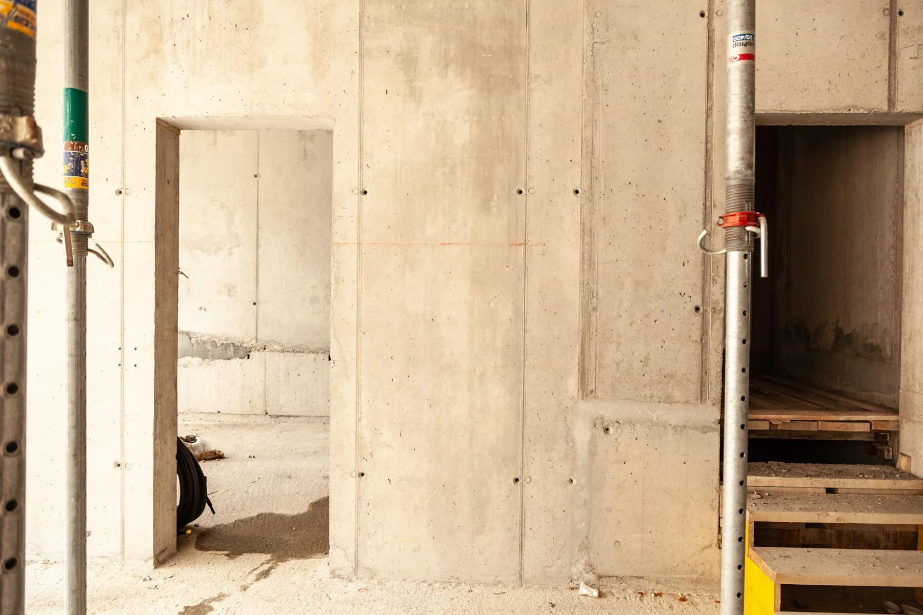 Murs en béton et passages dans un bâtiment en construction