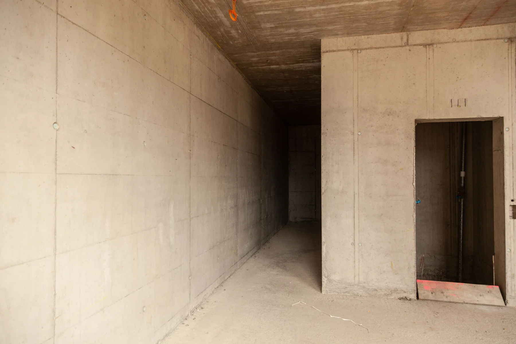 Murs en béton et passages dans un bâtiment en construction