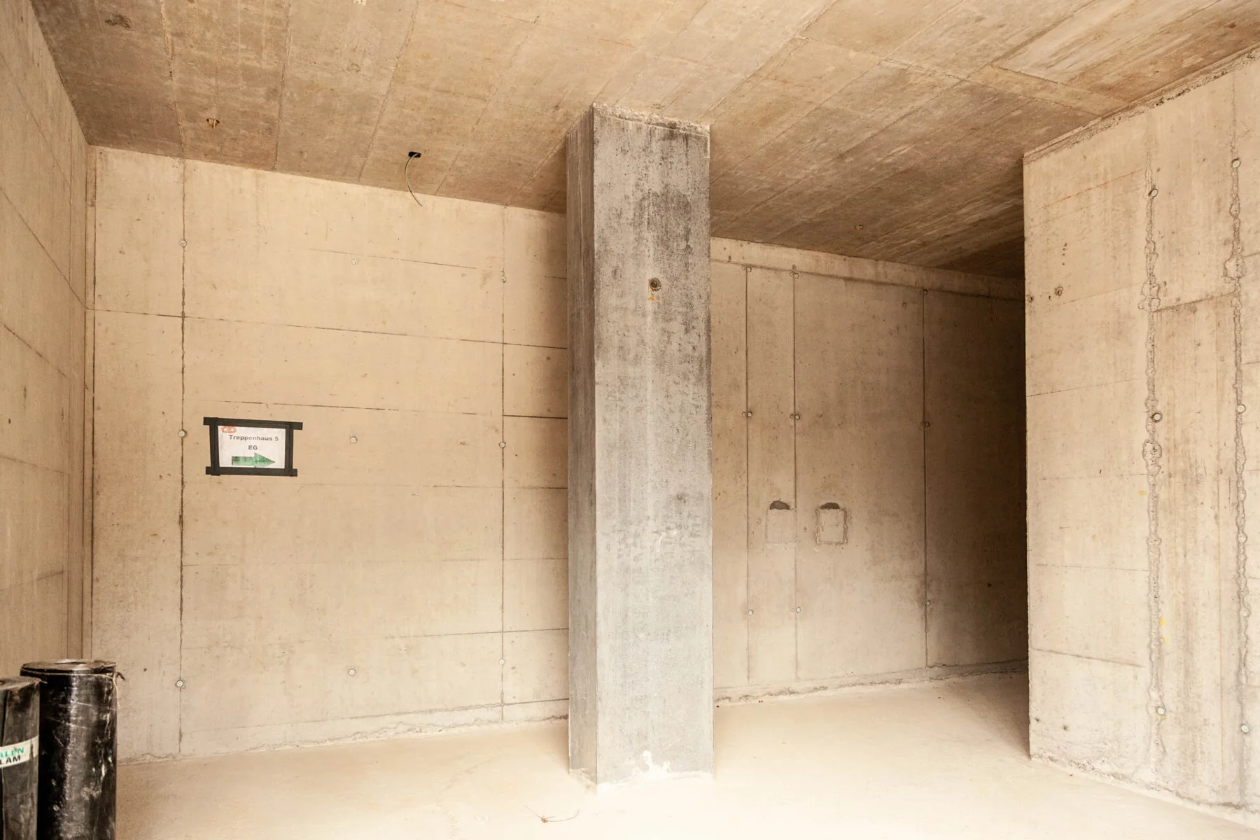 Murs en béton et passages dans un bâtiment en construction