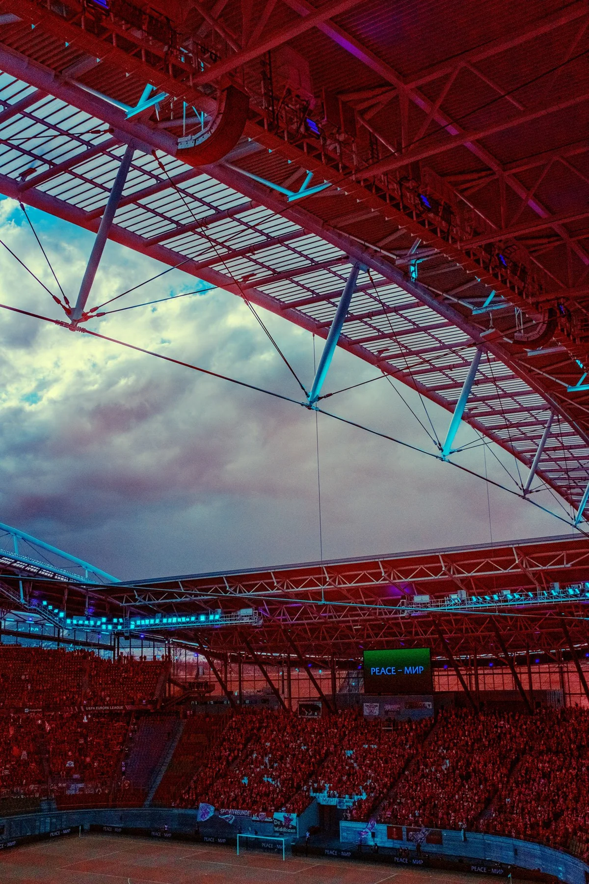 Vue sur les gradins d’un stade.