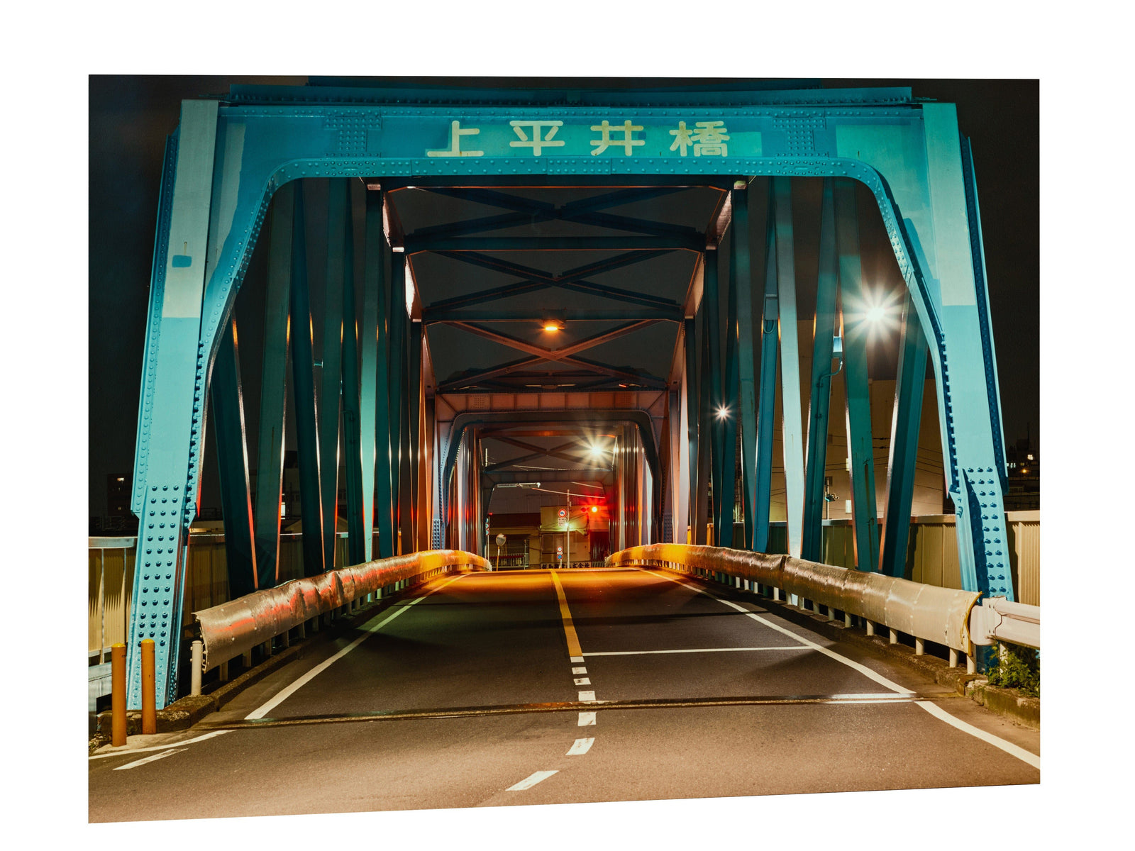 Photographie d’art d’André Wagner: Des poutres d’acier bleues et turquoise forment un tunnel au-dessus de la chaussée — Blue bridge in tokyo, Japan.