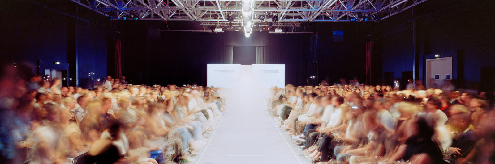 Photographie d’art d’André Wagner: Un podium blanc s’avance depuis le centre de l’image vers le spectateur — Catwalk 2.