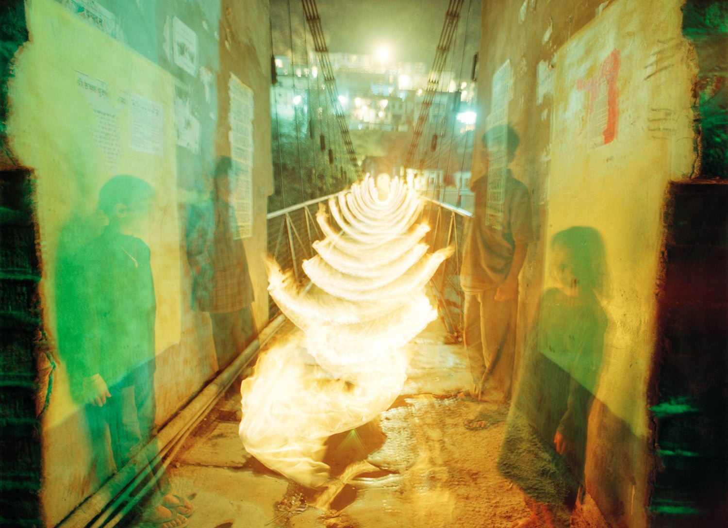 Photographie d’art d’André Wagner: Dans un passage étroit, des arcs clairs et dorés se succèdent à intervalles rapprochés — Channeling, Indien.