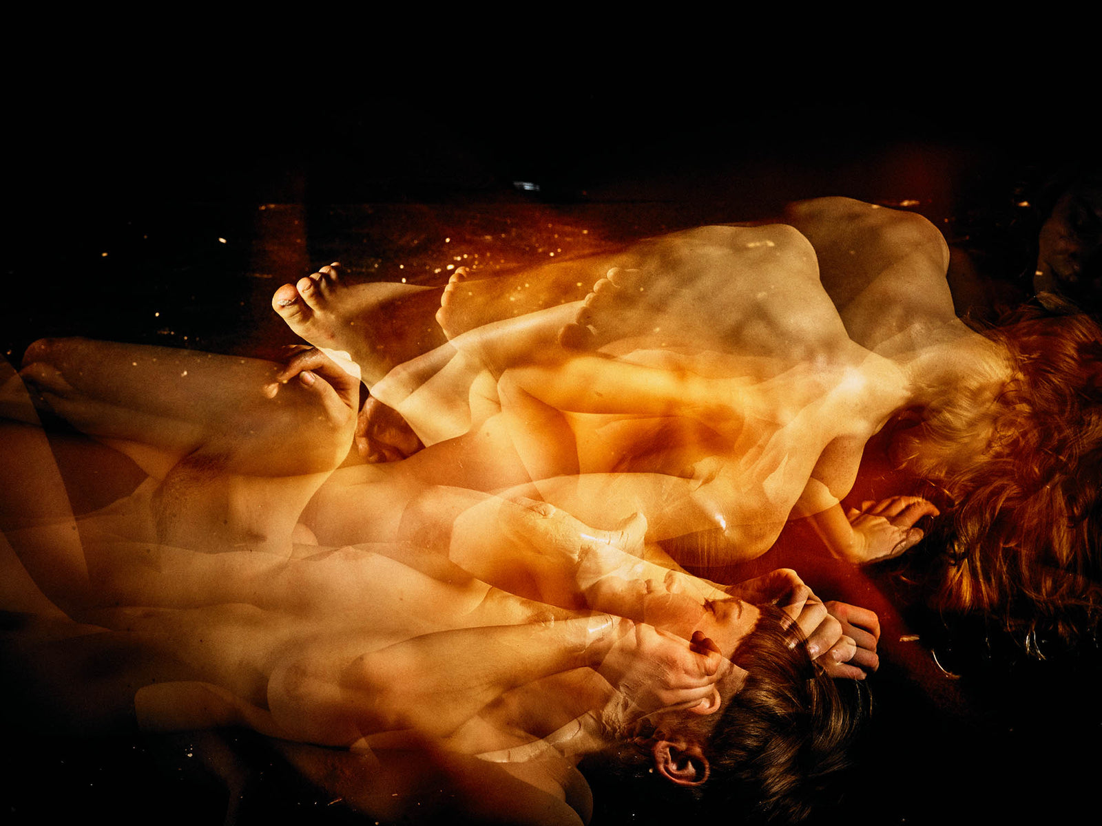 Photographie d’art d’André Wagner: Des tons de peau chauds et des surfaces couleur argile se superposent sur fond noir — Clay body motion 3.