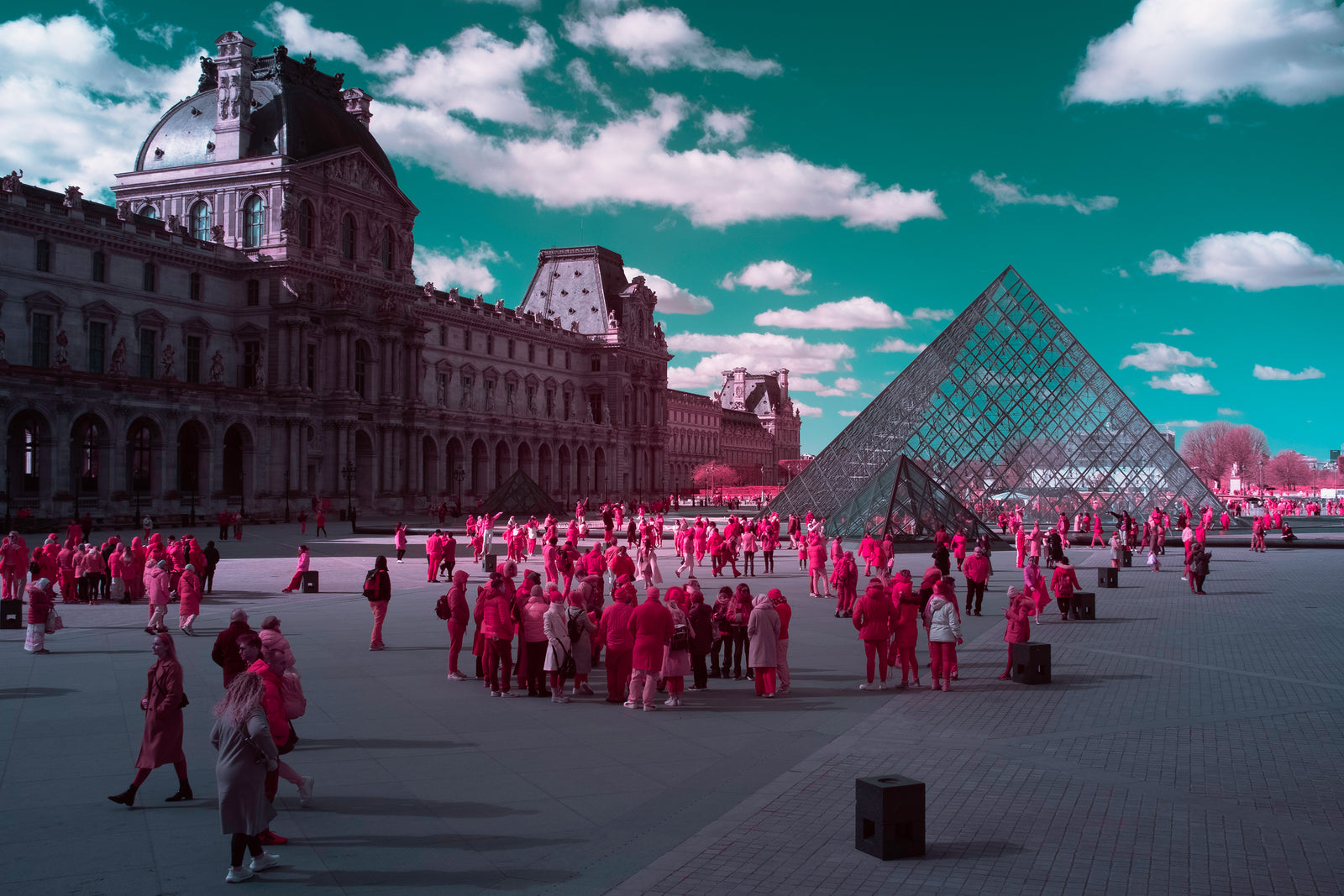 Photographie d’art infrarouge d’André Wagner: Crowded heart of culture, Frankreich.