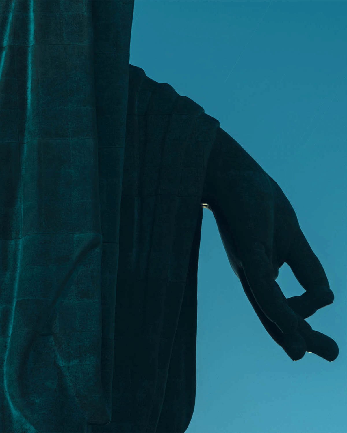 Photographie d’art d’André Wagner: Une main à la patine sombre pend sur le côté, près des plis verticaux d’un vêtement — Daibutsu left hand, Japan.