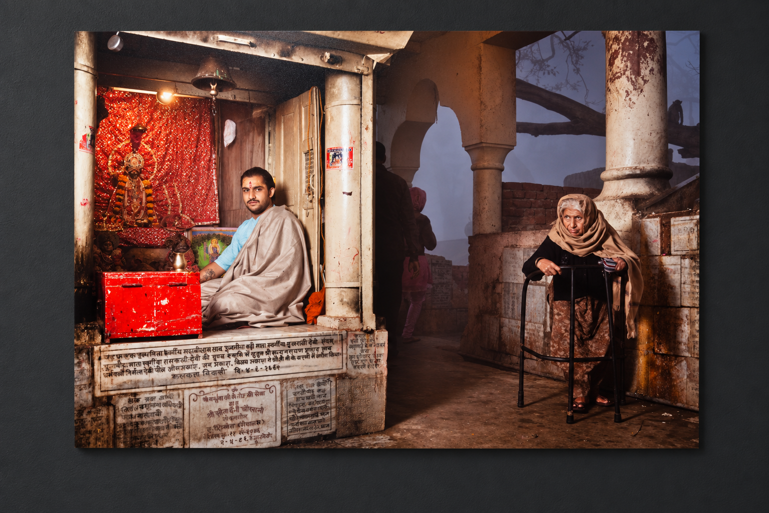 Visualisation d&rsquo;int&eacute;rieur avec l&rsquo;&oelig;uvre photographique &laquo; Daily Visit of the Yamuna Temple, Indien &raquo; d&rsquo;Andr&eacute; Wagner ; il ne s&rsquo;agit pas d&rsquo;une installation photographi&eacute;e.