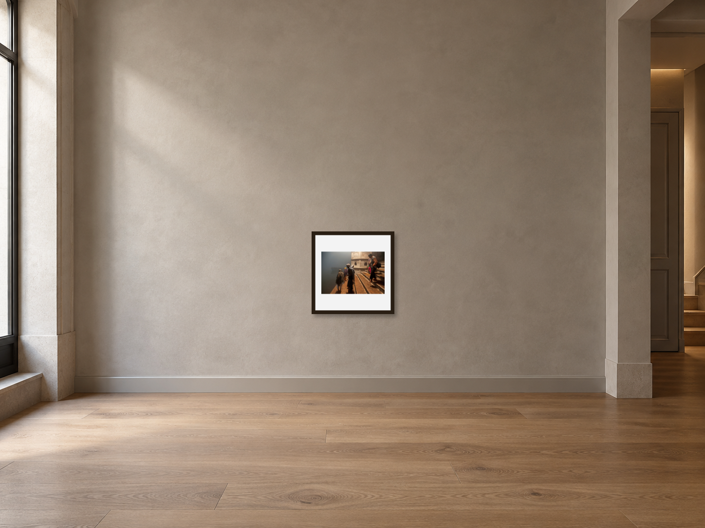 Visualisation d’intérieur avec l’œuvre photographique « Descending to yamuna river, Indien » d’André Wagner ; il ne s’agit pas d’une installation photographiée.