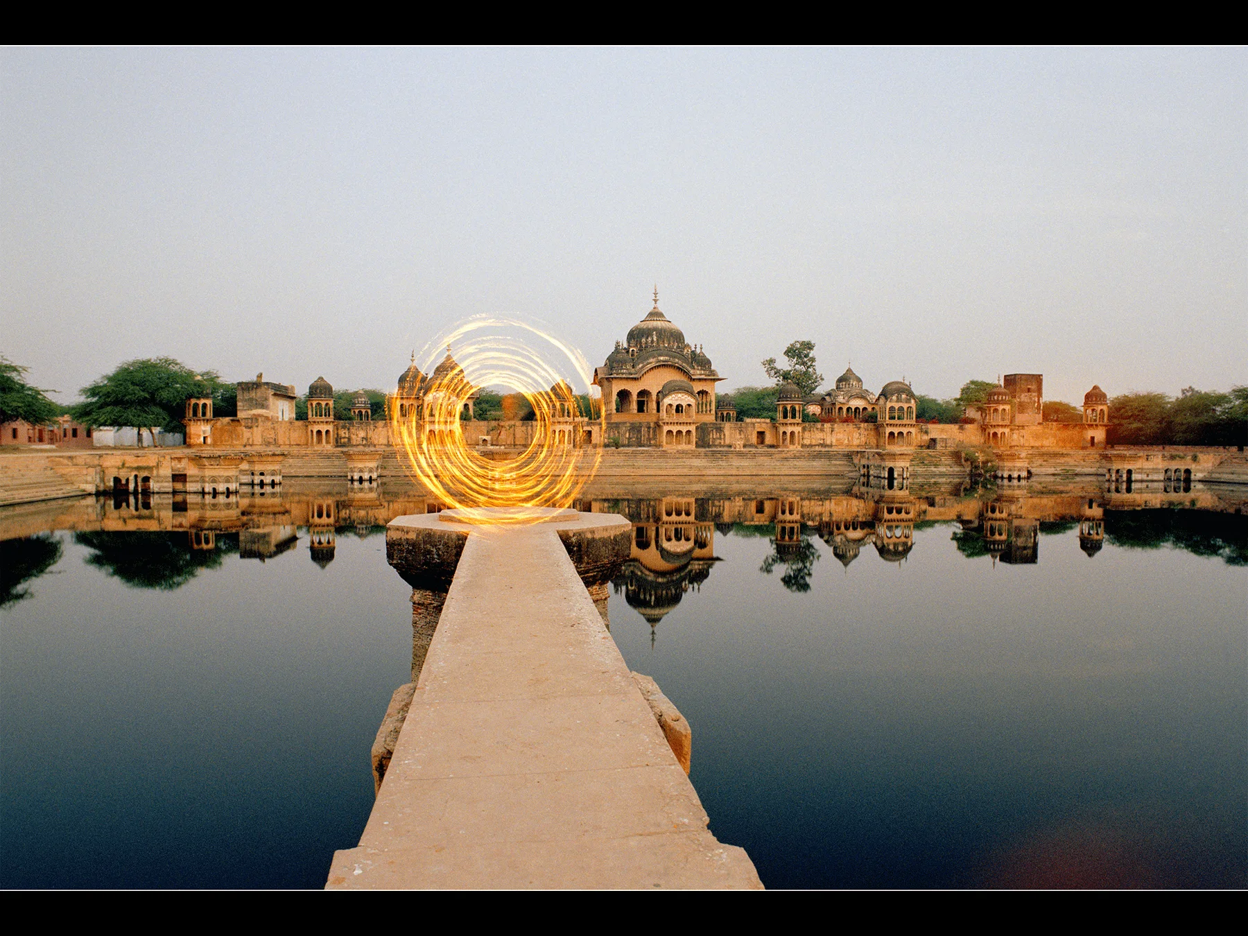 Vue de l&rsquo;&oelig;uvre photographique &laquo; Dimension Door, Indien &raquo; d&rsquo;Andr&eacute; Wagner.