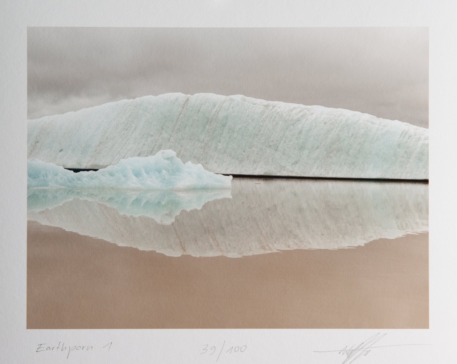 Photographie d’art d’André Wagner: Une large paroi de glace claire traverse l’image sous un bord supérieur irrégulier — Earthporn 1, Island.
