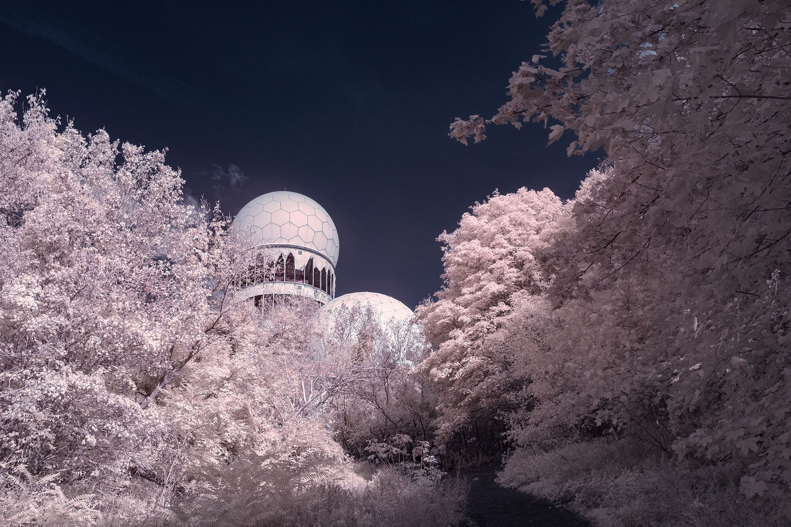 Photographie d’art infrarouge d’André Wagner: Echoes from teufelsberg, Deutschland.