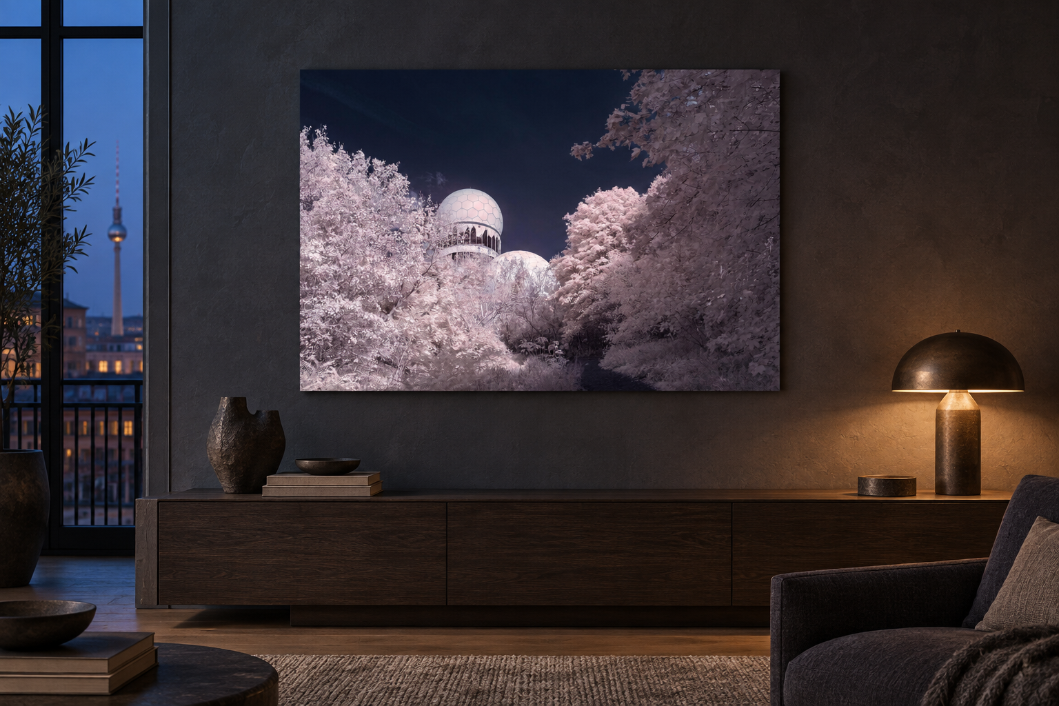 Visualisation d’intérieur avec l’œuvre photographique « Echoes from teufelsberg, Deutschland » d’André Wagner ; il ne s’agit pas d’une installation photographiée.