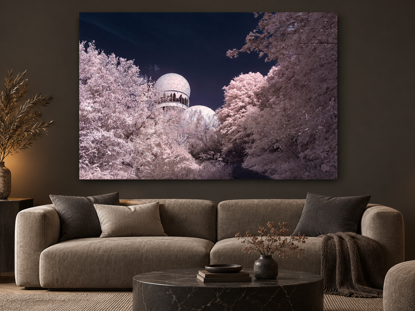 Visualisation d’intérieur avec l’œuvre photographique « Echoes from teufelsberg, Deutschland » d’André Wagner ; il ne s’agit pas d’une installation photographiée.