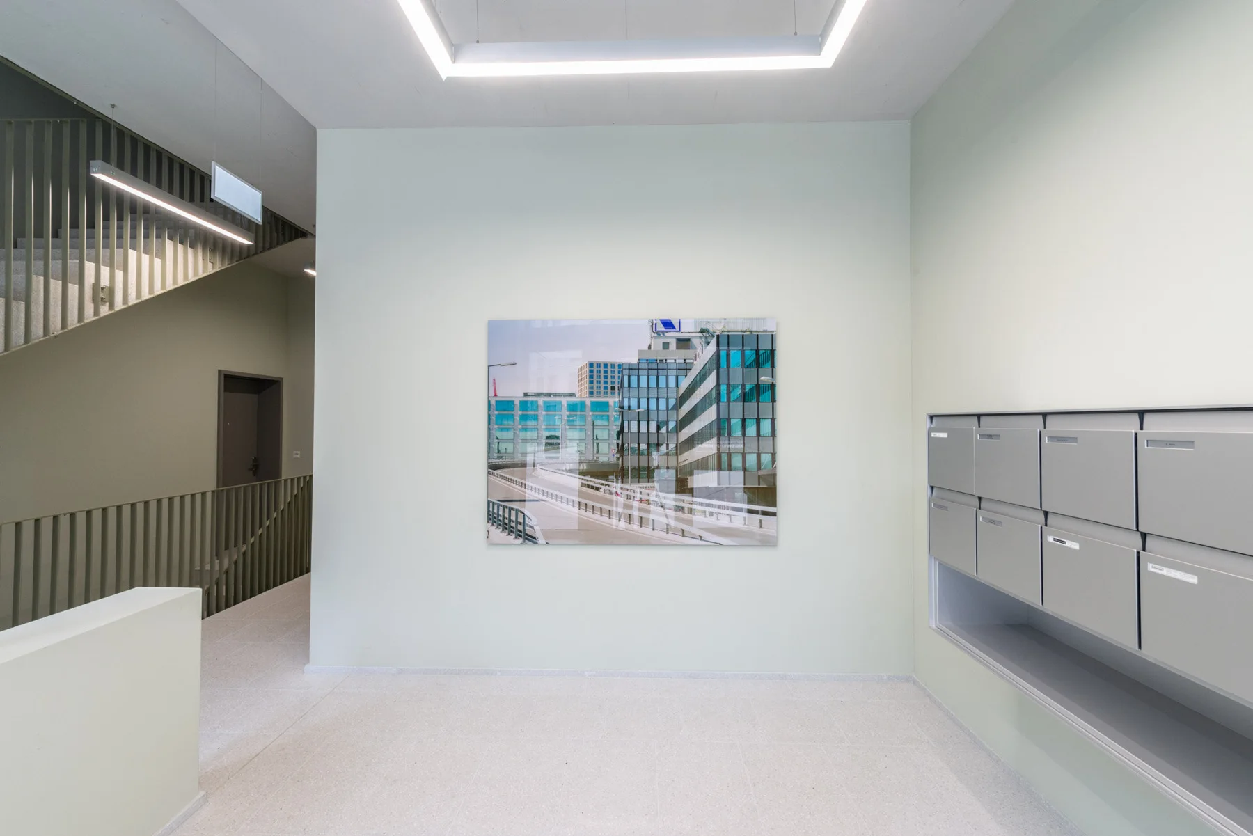 Œuvre photographique d’architecture sur un mur clair