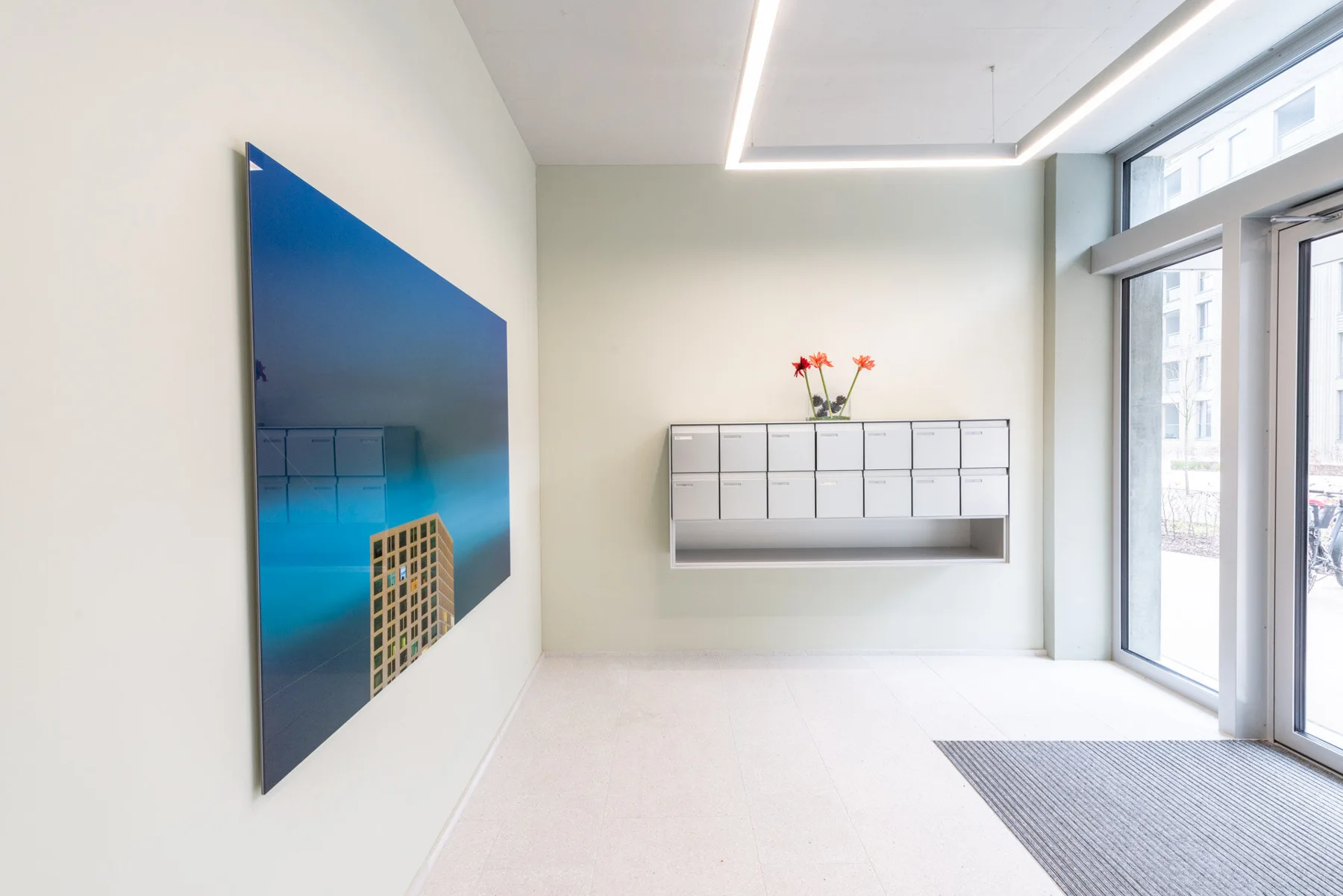 Œuvre photographique d’architecture sous un ciel bleu dans une entrée