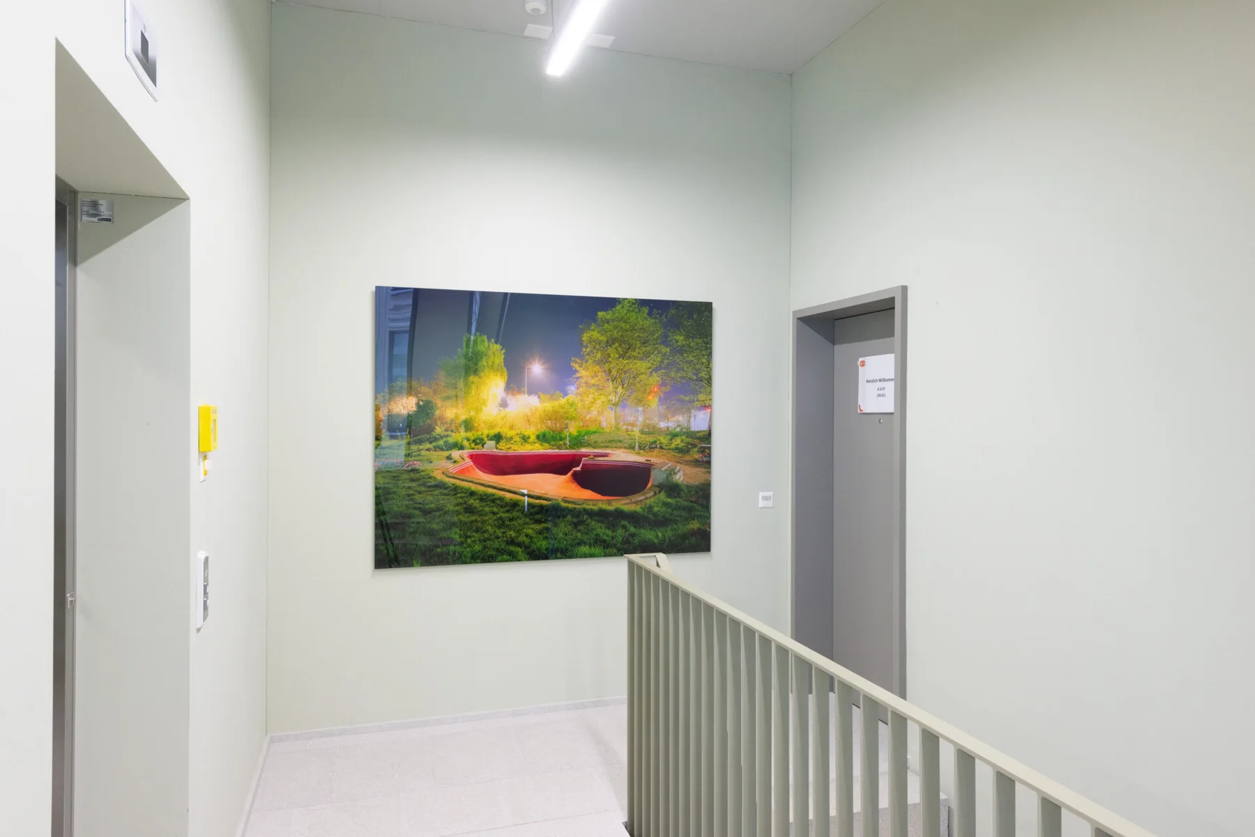 Œuvre photographique de jardin sur un mur d’escalier