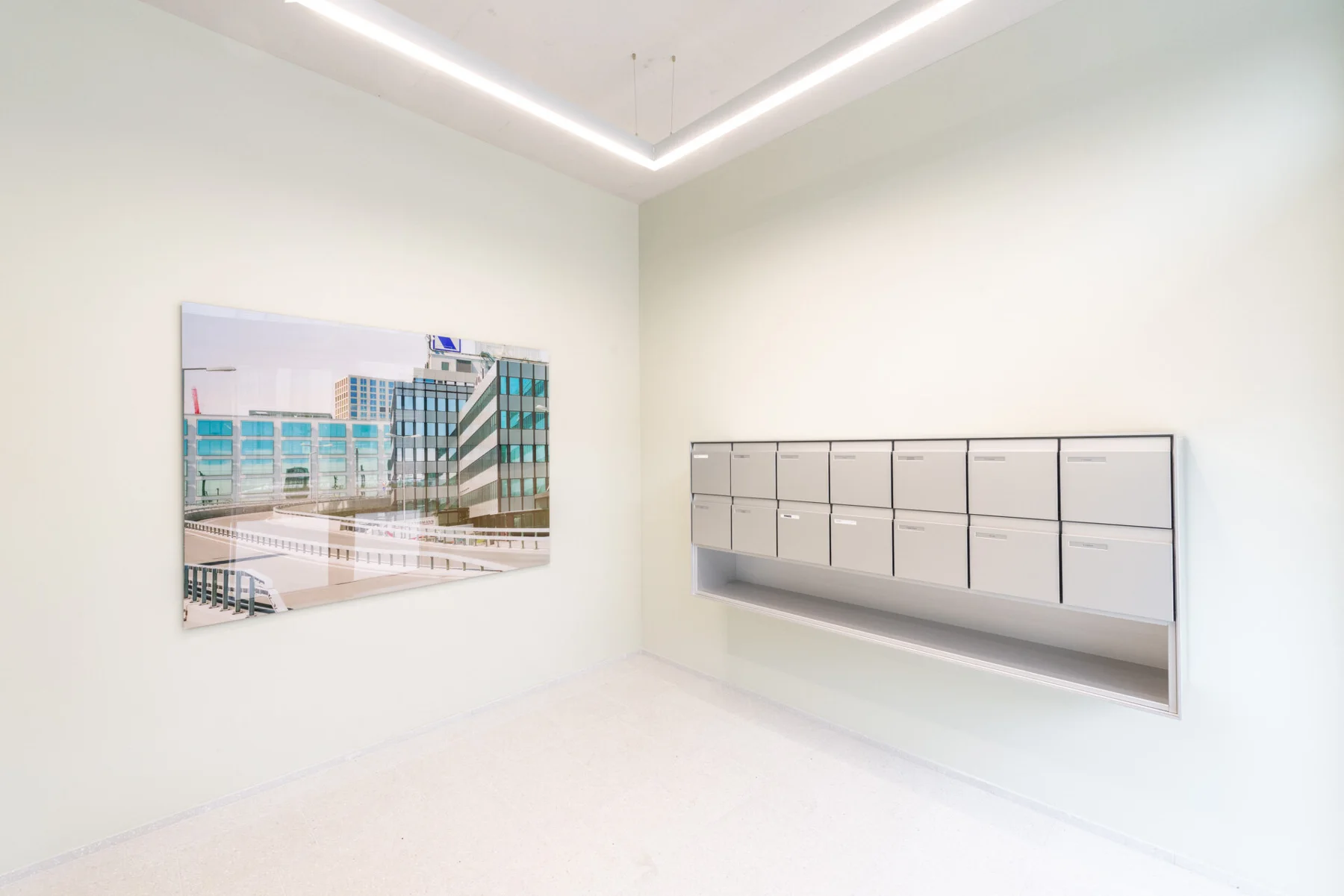 Œuvre photographique d’une façade près des boîtes aux lettres d’une entrée