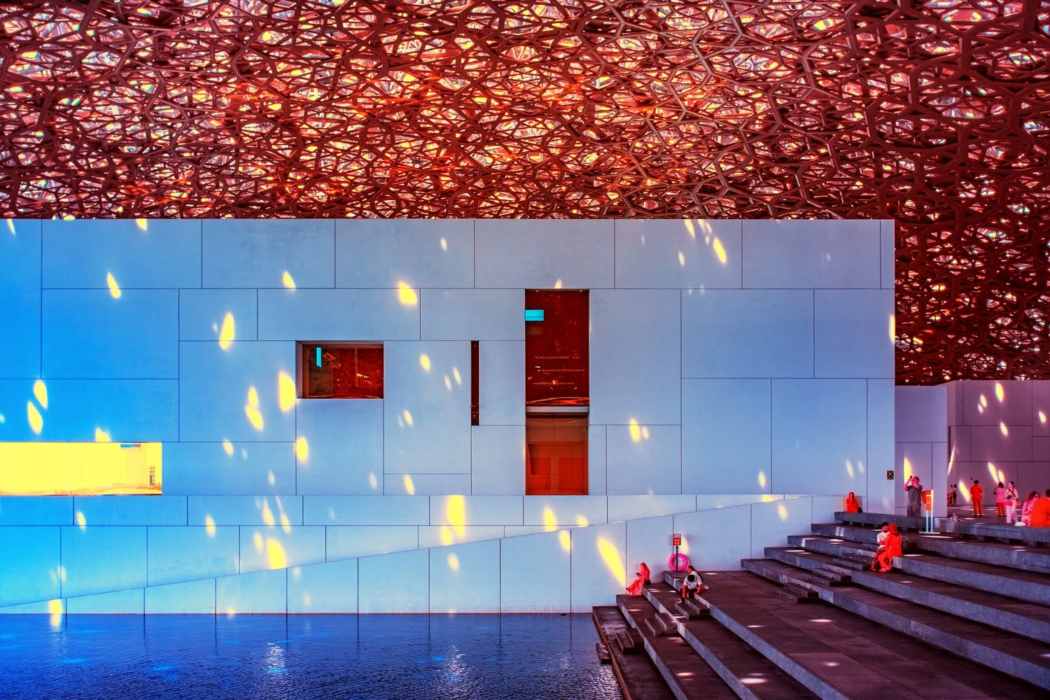 Fotokunst mit roter Decke und blauem Licht im Innenraum