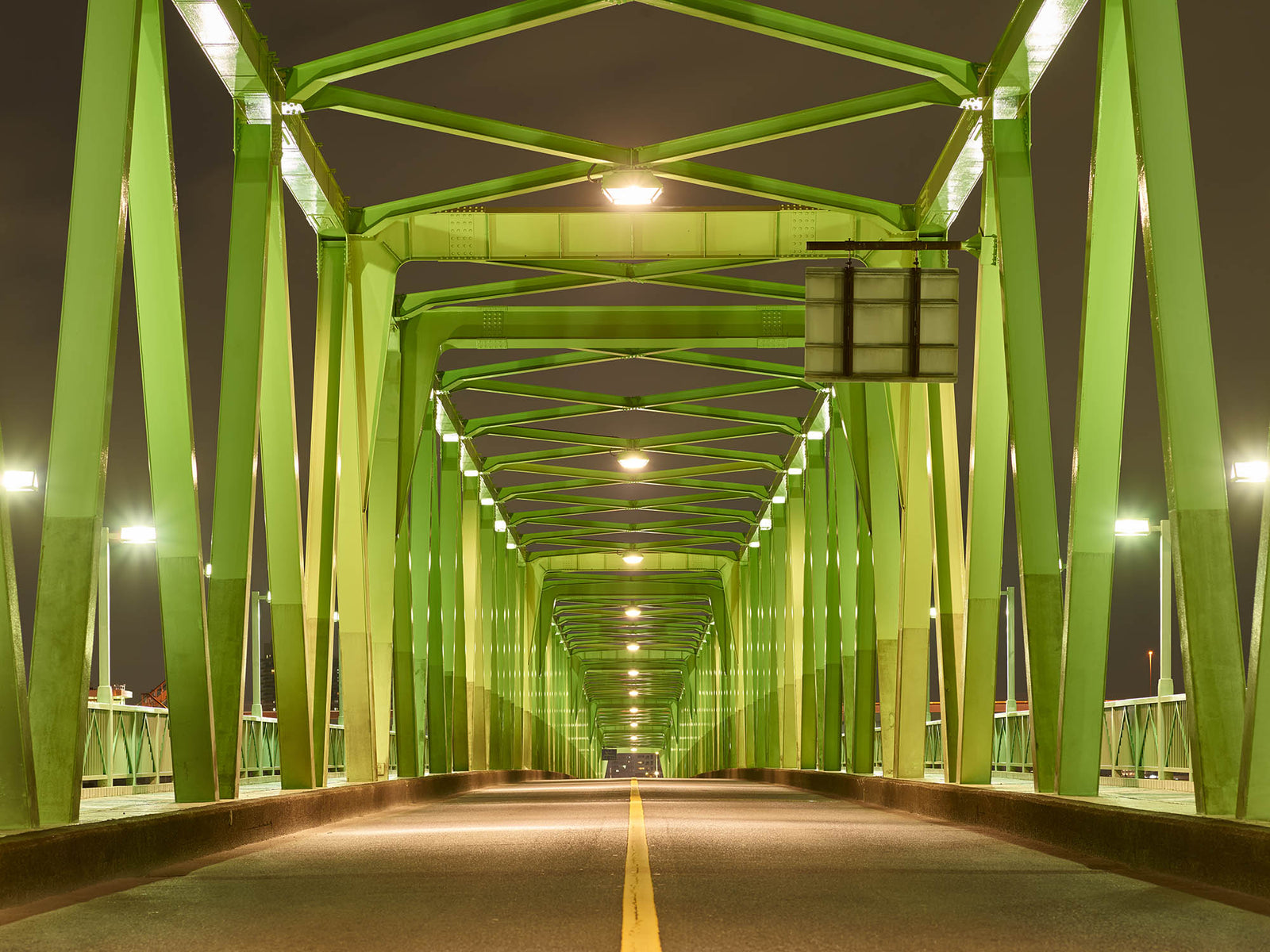 Photographie d’art d’André Wagner: Le pont d’acier vert dirige le regard vers un point de fuite presque central — Green bridge in tokyo, Japan.