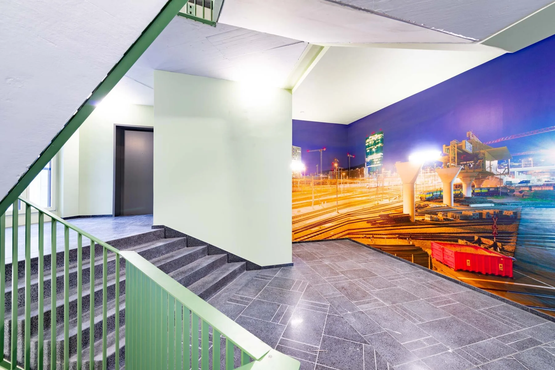 Grande œuvre photographique aux traînées dorées de circulation sur un mur d’escalier