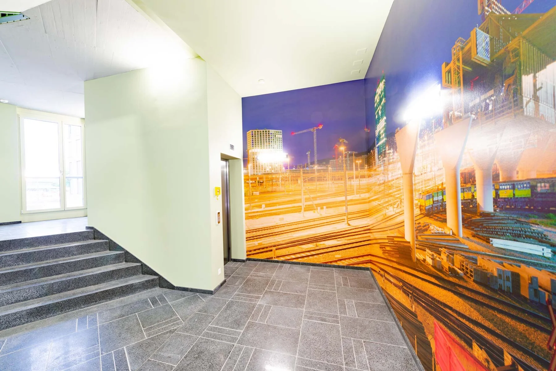 Grande œuvre photographique aux traînées dorées de circulation sur un mur d’escalier