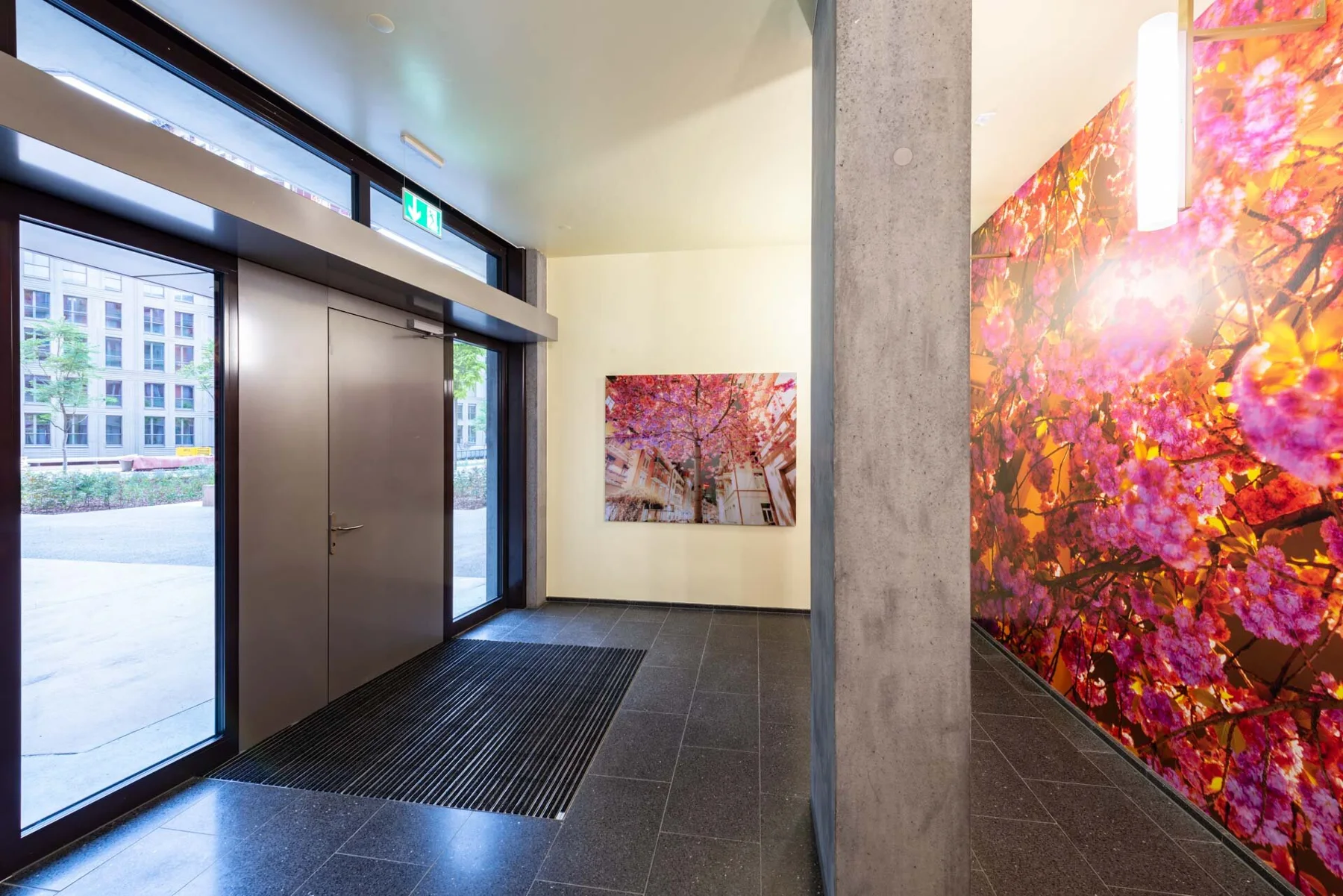 Grande œuvre photographique au feuillage rose et orange dans une entrée