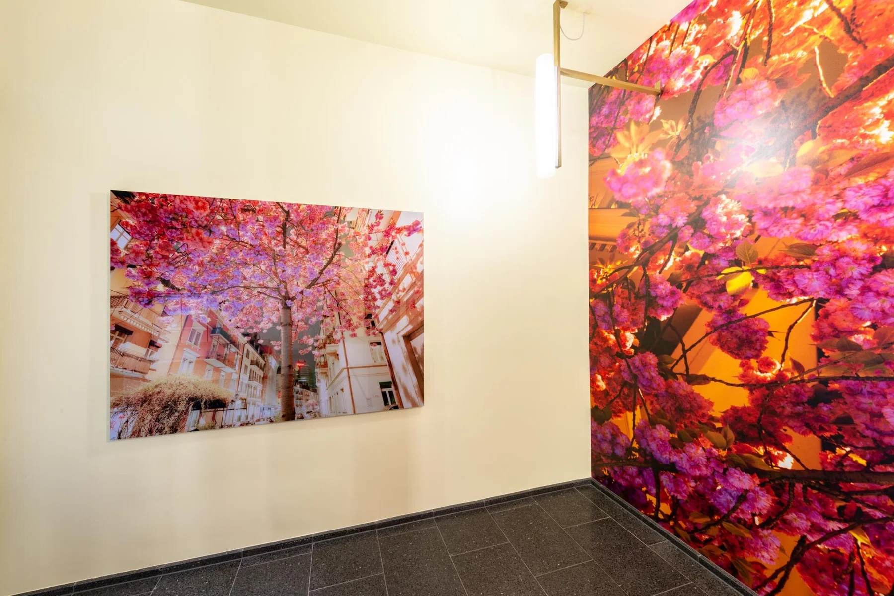 Grande œuvre photographique au feuillage rose et orange dans une entrée