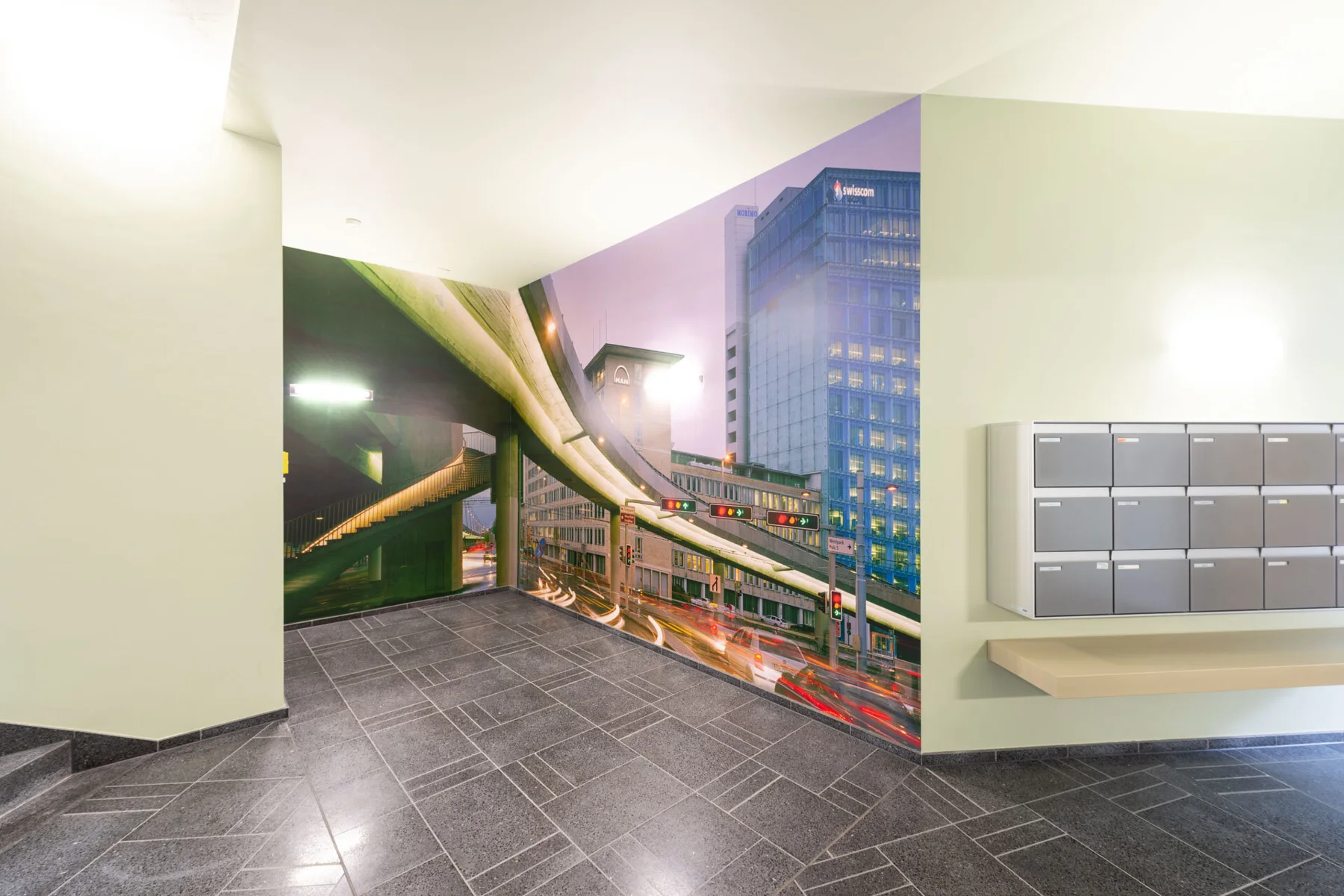 Grande œuvre photographique urbaine avec un métro aérien dans une entrée
