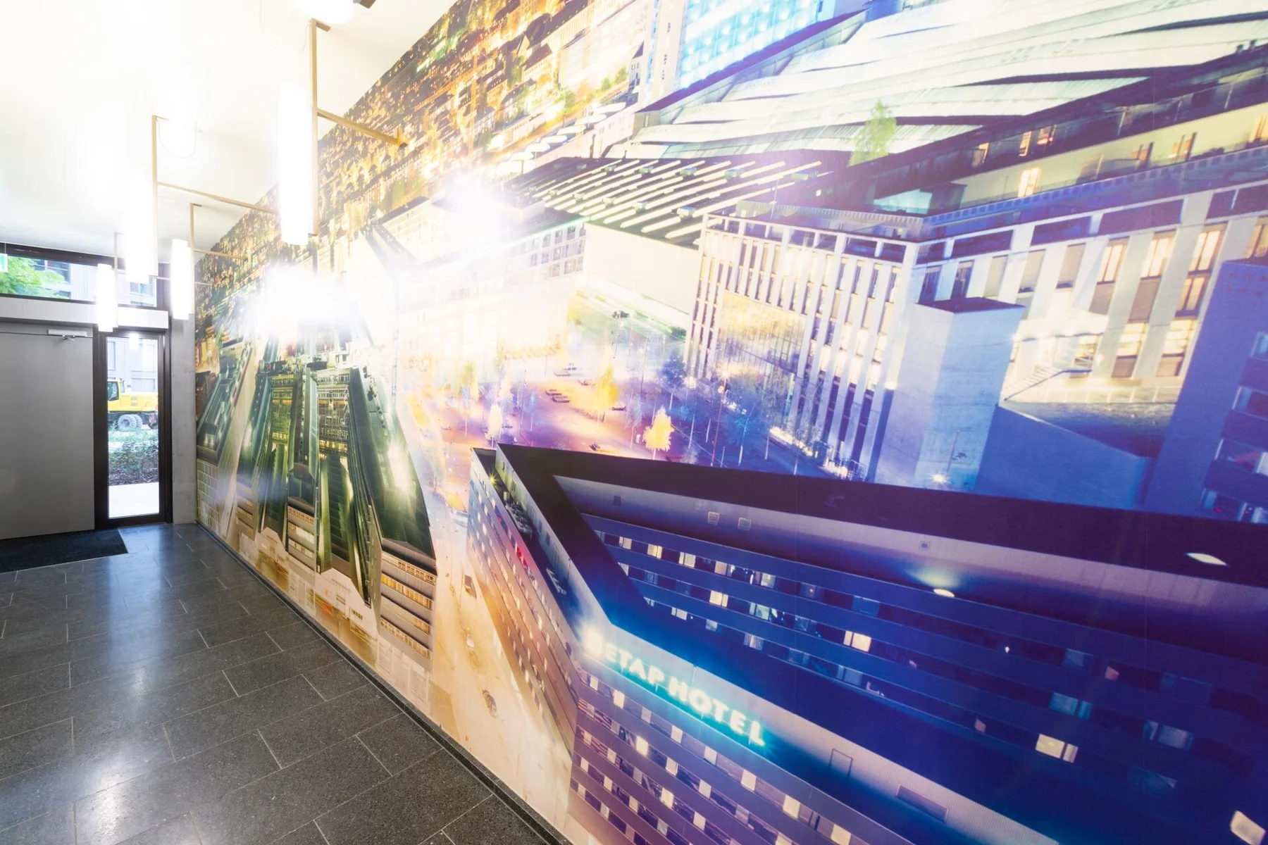 Grande œuvre photographique urbaine avec routes et traînées lumineuses dans une entrée