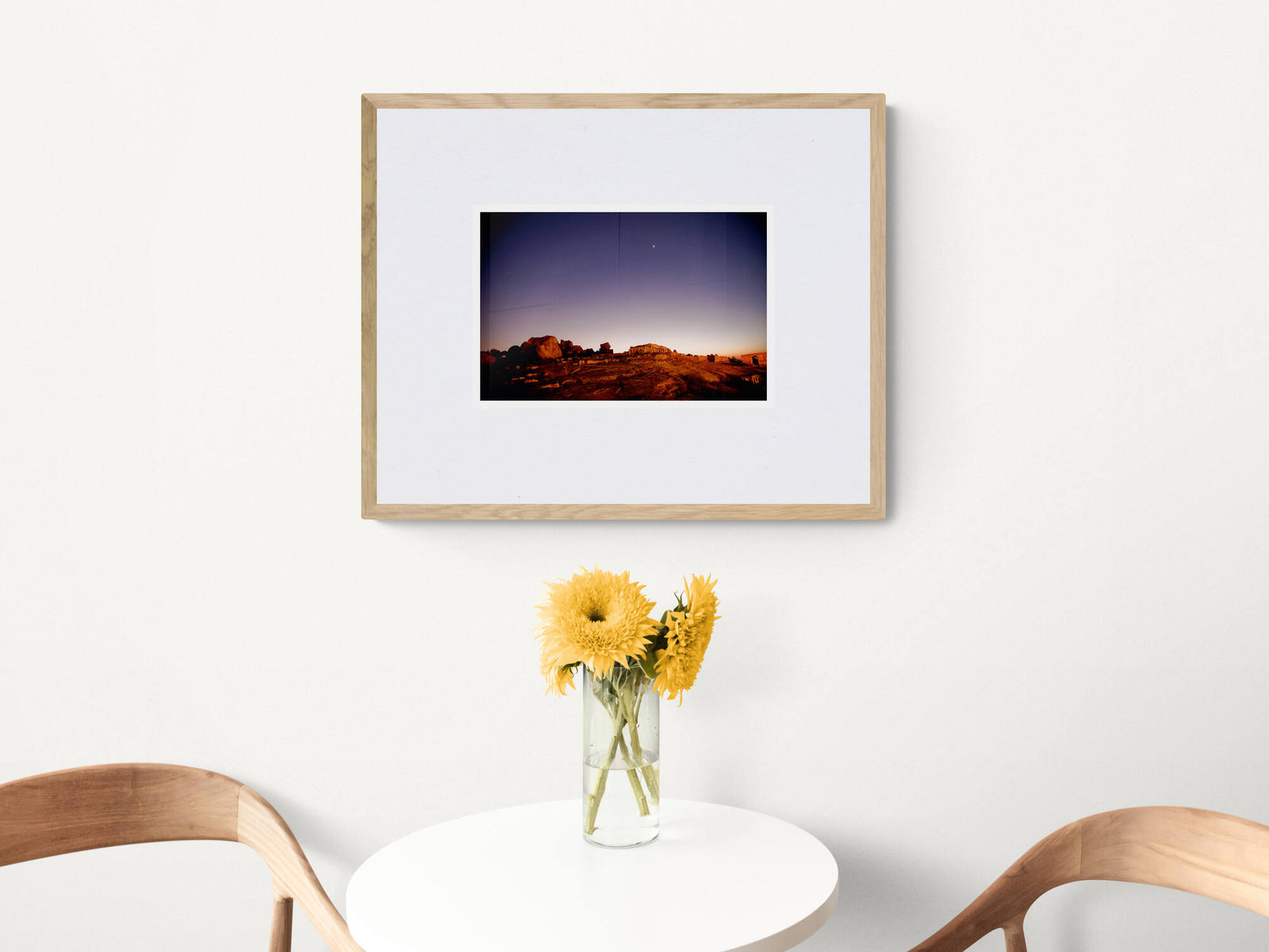 Visualisation d’intérieur avec l’œuvre photographique « Hampi bei nacht, Indien » d’André Wagner ; il ne s’agit pas d’une installation photographiée.