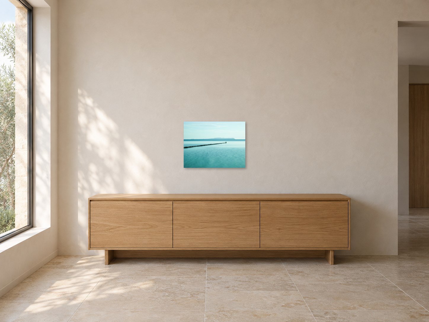 Visualisation d’intérieur avec l’œuvre photographique « Hiddensee 1, Deutschland » d’André Wagner ; il ne s’agit pas d’une installation photographiée.