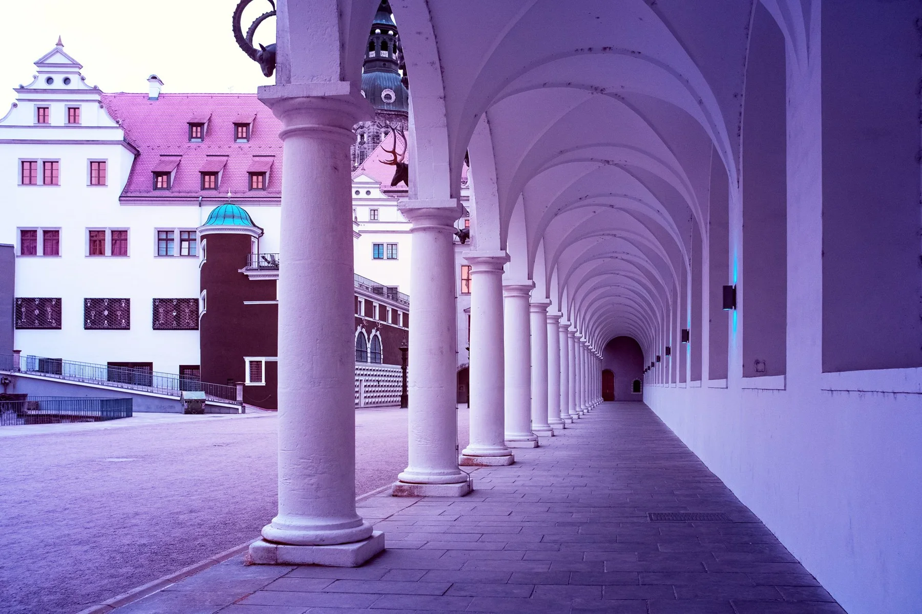 Arcades historiques aux couleurs transformées par l’infrarouge.